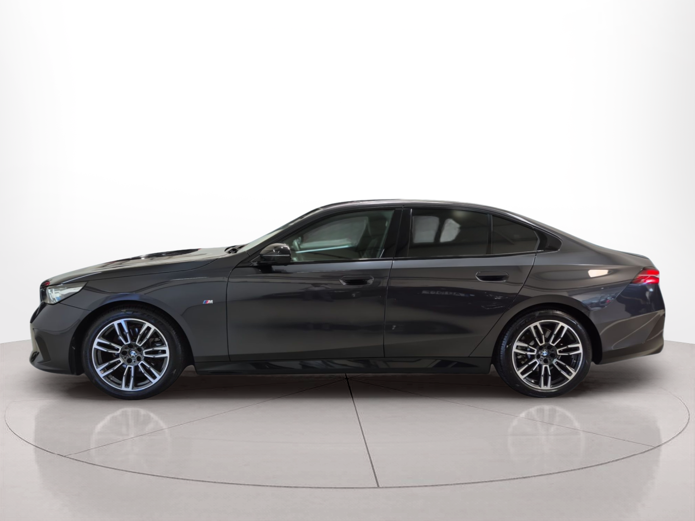 Fotos de BMW Série 5 520d Berlina color Gris. Año 2024. 145KW(197CV). Diesel. En concesionario Caetano Baviera Santa Maria da Feira de Santa Maria da Feira