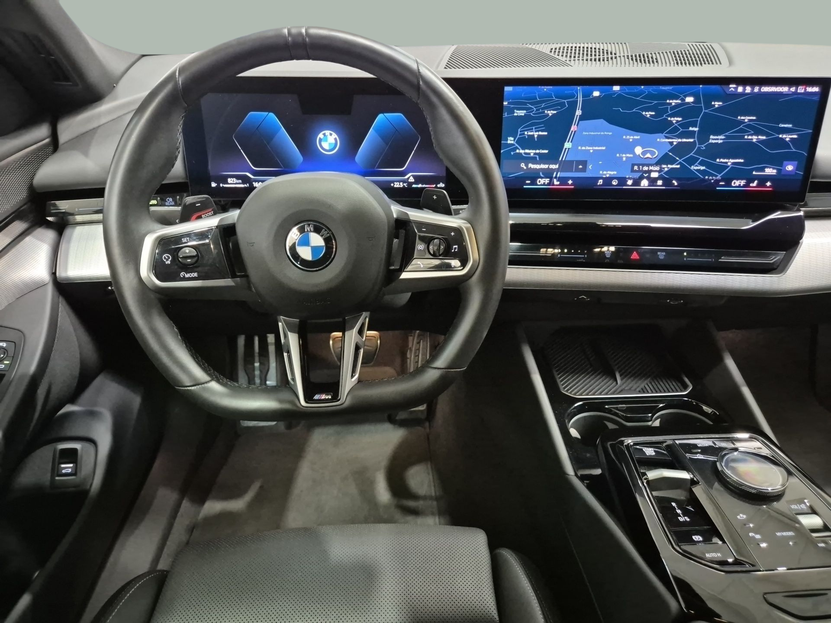 BMW Série 5 520d Berlina color Gris. Año 2024. 145KW(197CV). Diesel. En concesionario Caetano Baviera Santa Maria da Feira de Santa Maria da Feira
