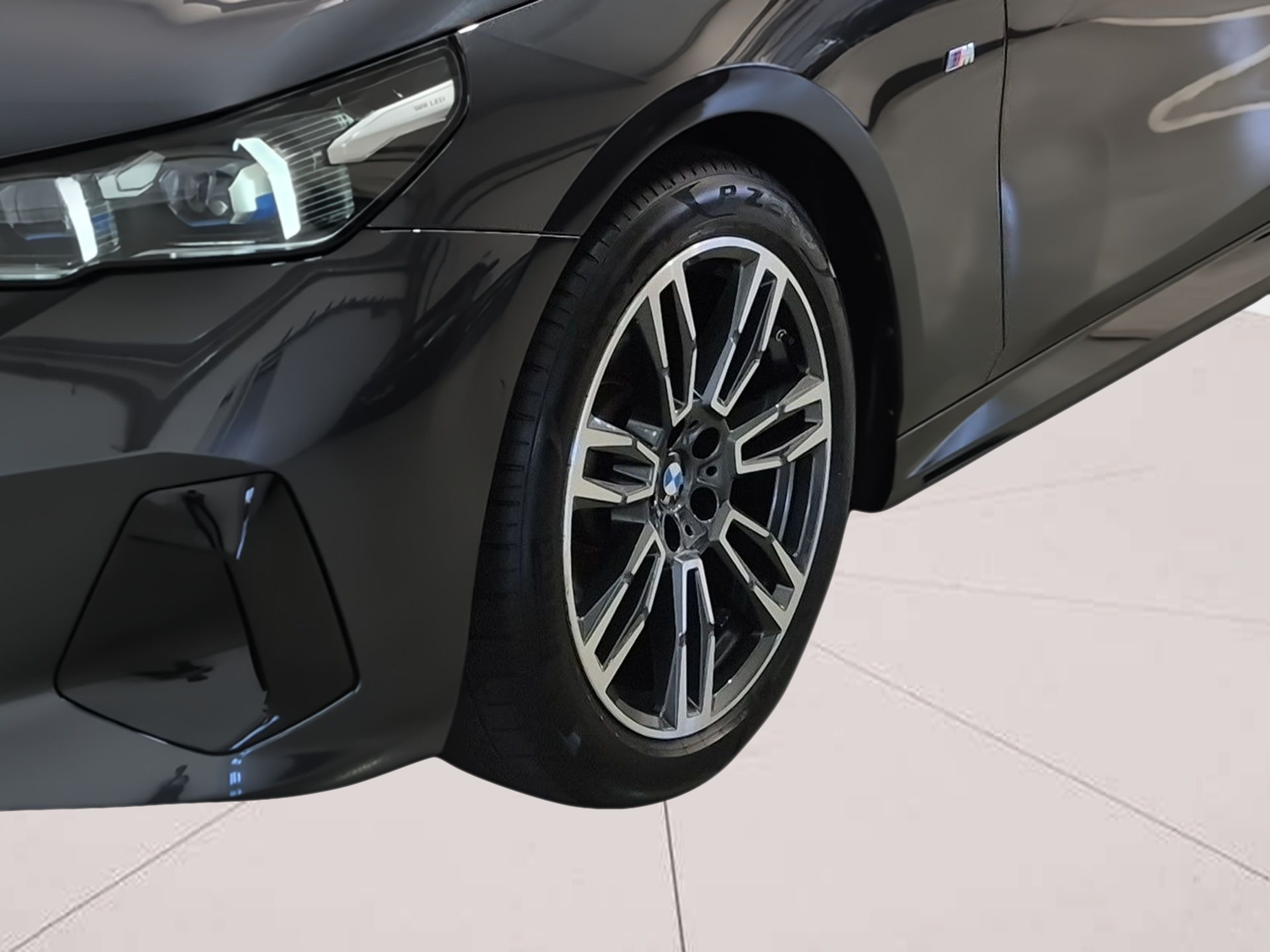 BMW Série 5 520d Berlina color Gris. Año 2024. 145KW(197CV). Diesel. En concesionario Caetano Baviera Santa Maria da Feira de Santa Maria da Feira