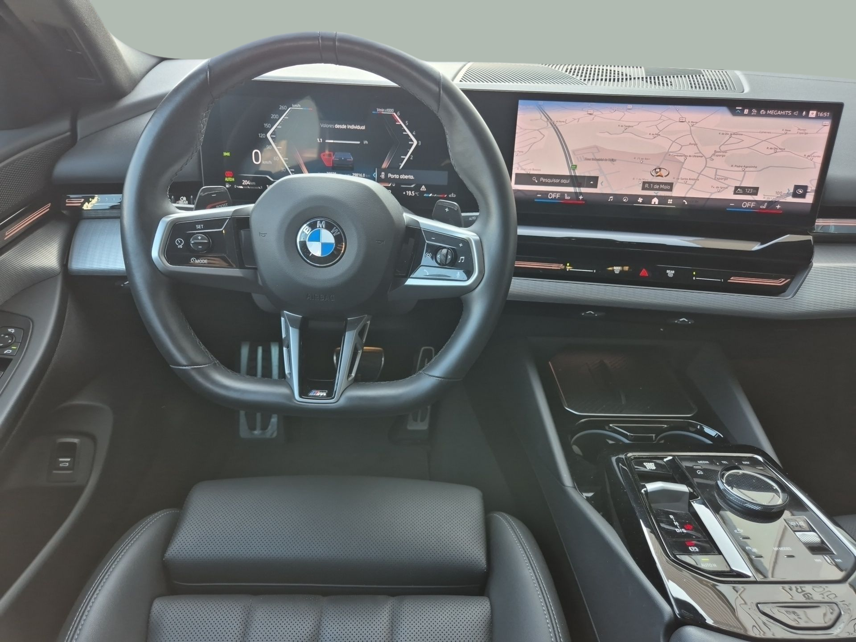 BMW Série 5 520d Berlina color Negro. Año 2024. 145KW(197CV). Diesel. En concesionario Caetano Baviera Santa Maria da Feira de Santa Maria da Feira