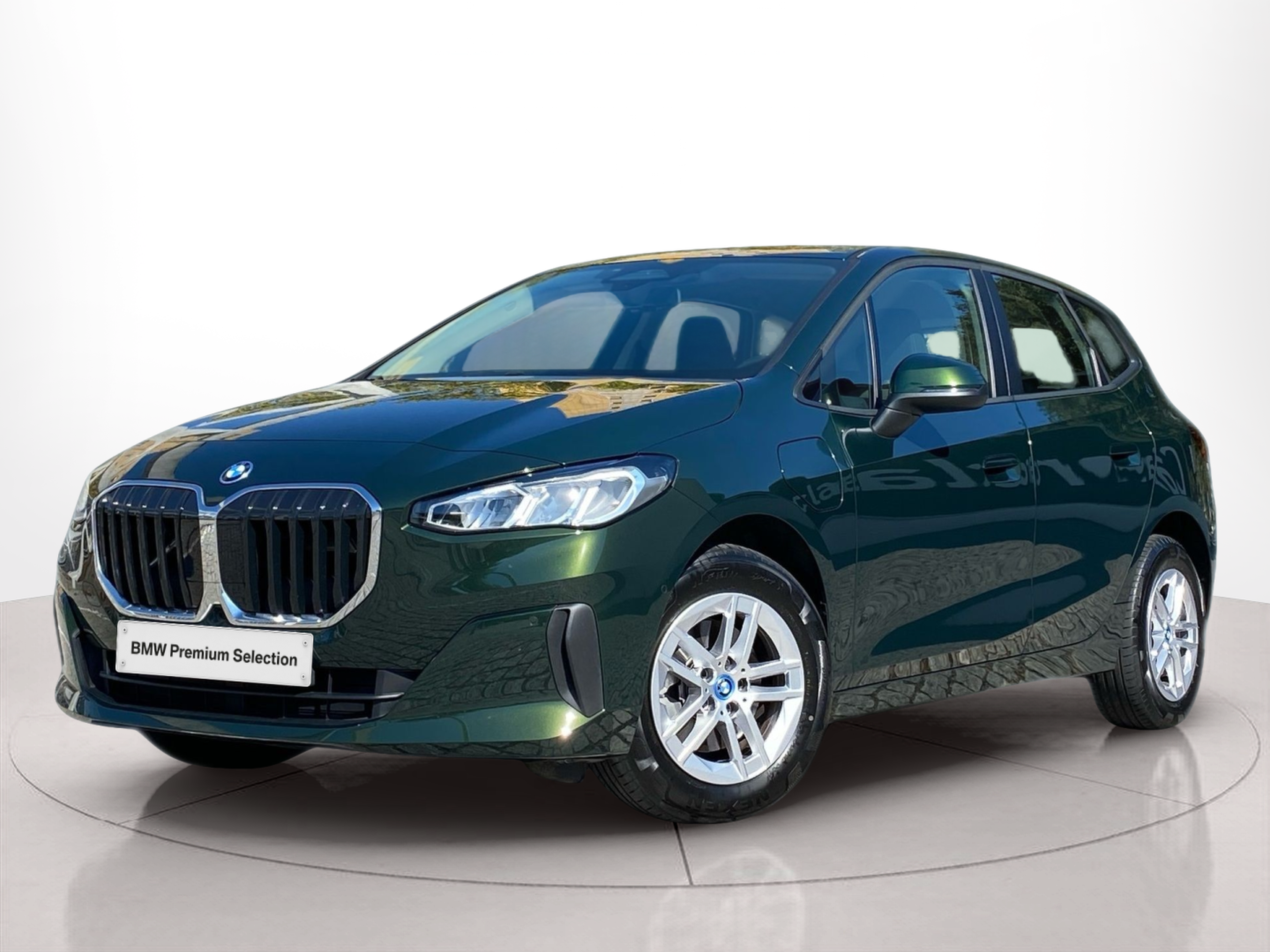 Fotos de BMW Série 2 225xe Active Tourer color Verde. Año 2024. 180KW(245CV). Elétrico / Gasolina Híbrido. En concesionario Caetano Baviera Lisboa de Lisboa