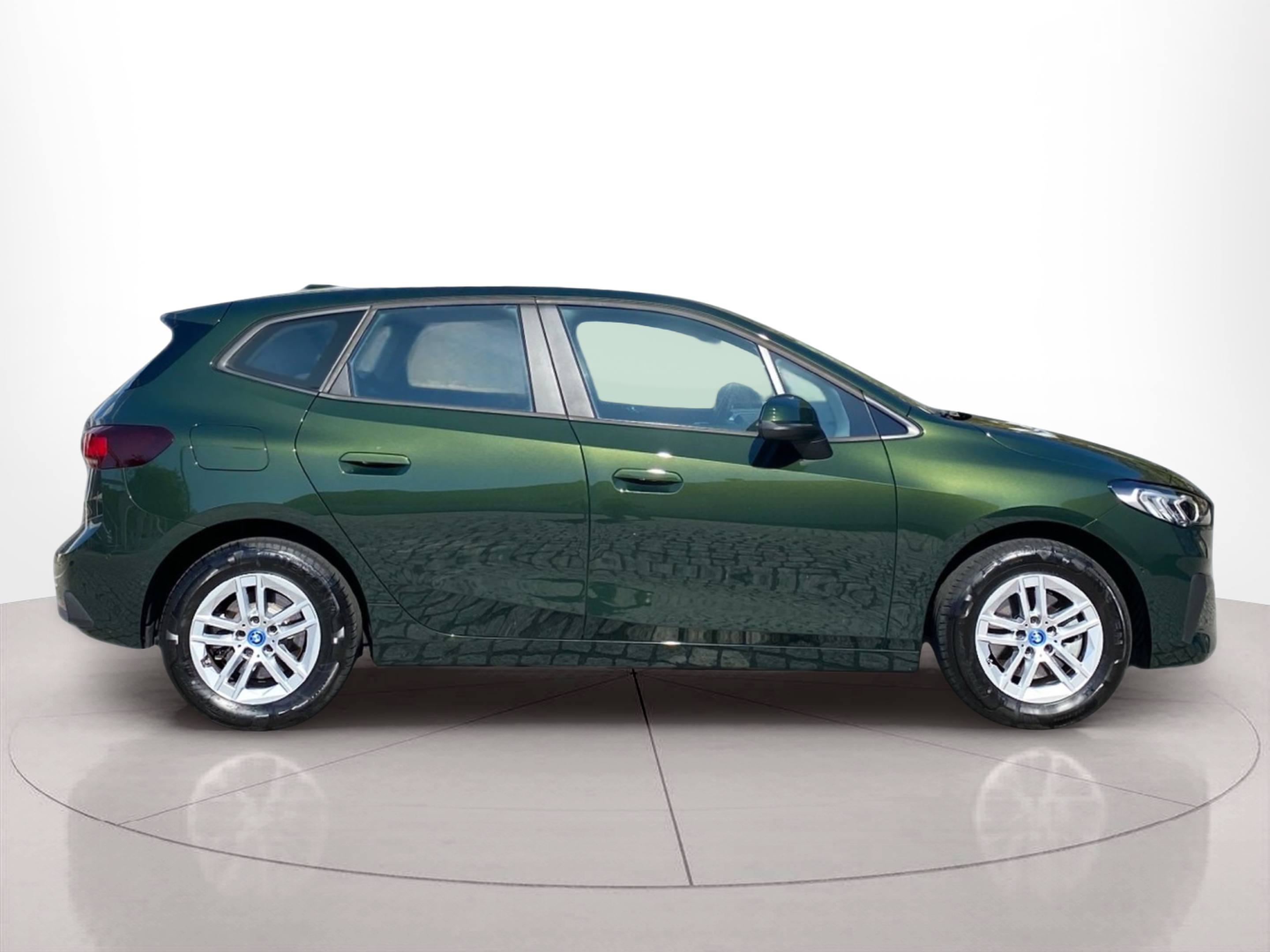 Fotos de BMW Série 2 225xe Active Tourer color Verde. Año 2024. 180KW(245CV). Elétrico / Gasolina Híbrido. En concesionario Caetano Baviera Lisboa de Lisboa