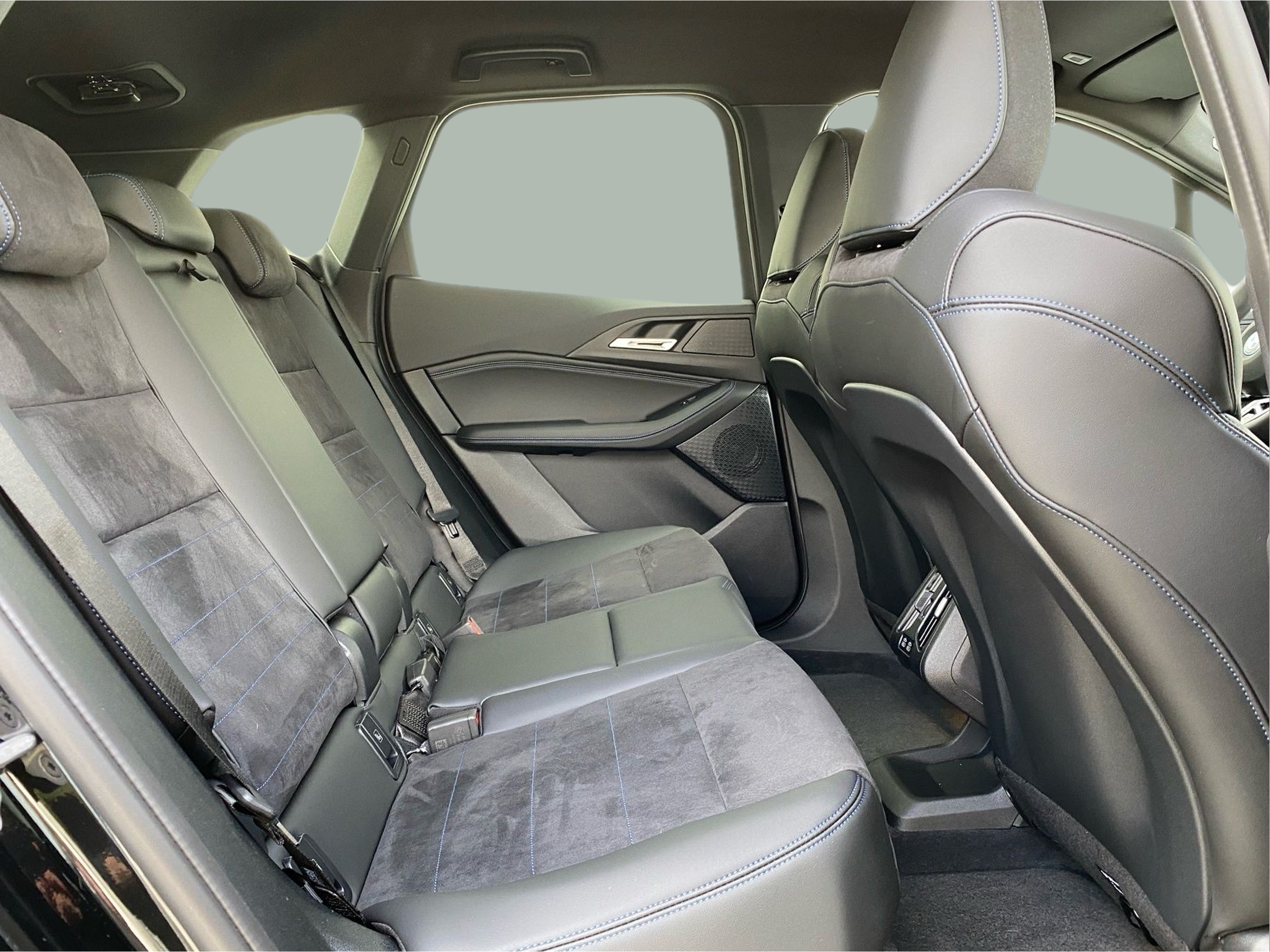 BMW Série 2 225xe Active Tourer color Negro. Año 2025. 180KW(245CV). Elétrico / Gasolina Híbrido. En concesionario Caetano Lisboa de Lisboa