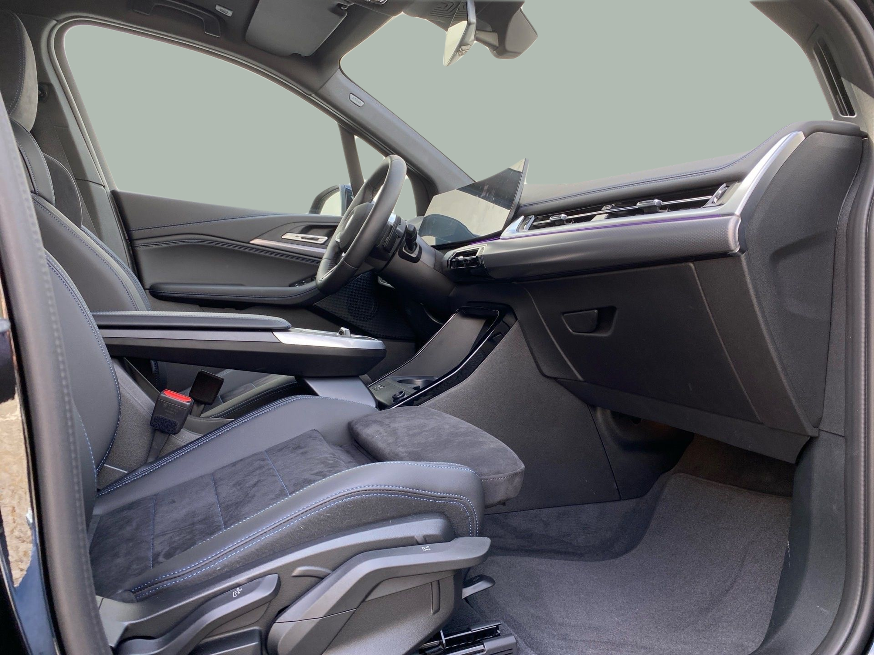 BMW Série 2 225xe Active Tourer color Negro. Año 2025. 180KW(245CV). Elétrico / Gasolina Híbrido. En concesionario Caetano Lisboa de Lisboa