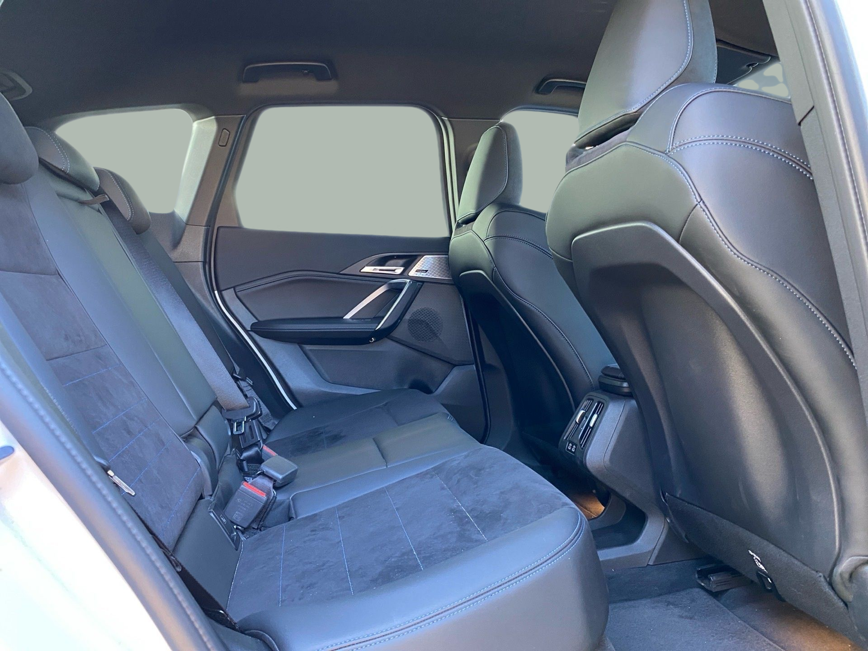 BMW X1 xDrive25e color Blanco. Año 2024. 180KW(245CV). Elétrico / Gasolina Híbrido. En concesionario Caetano Cascais de Cascais