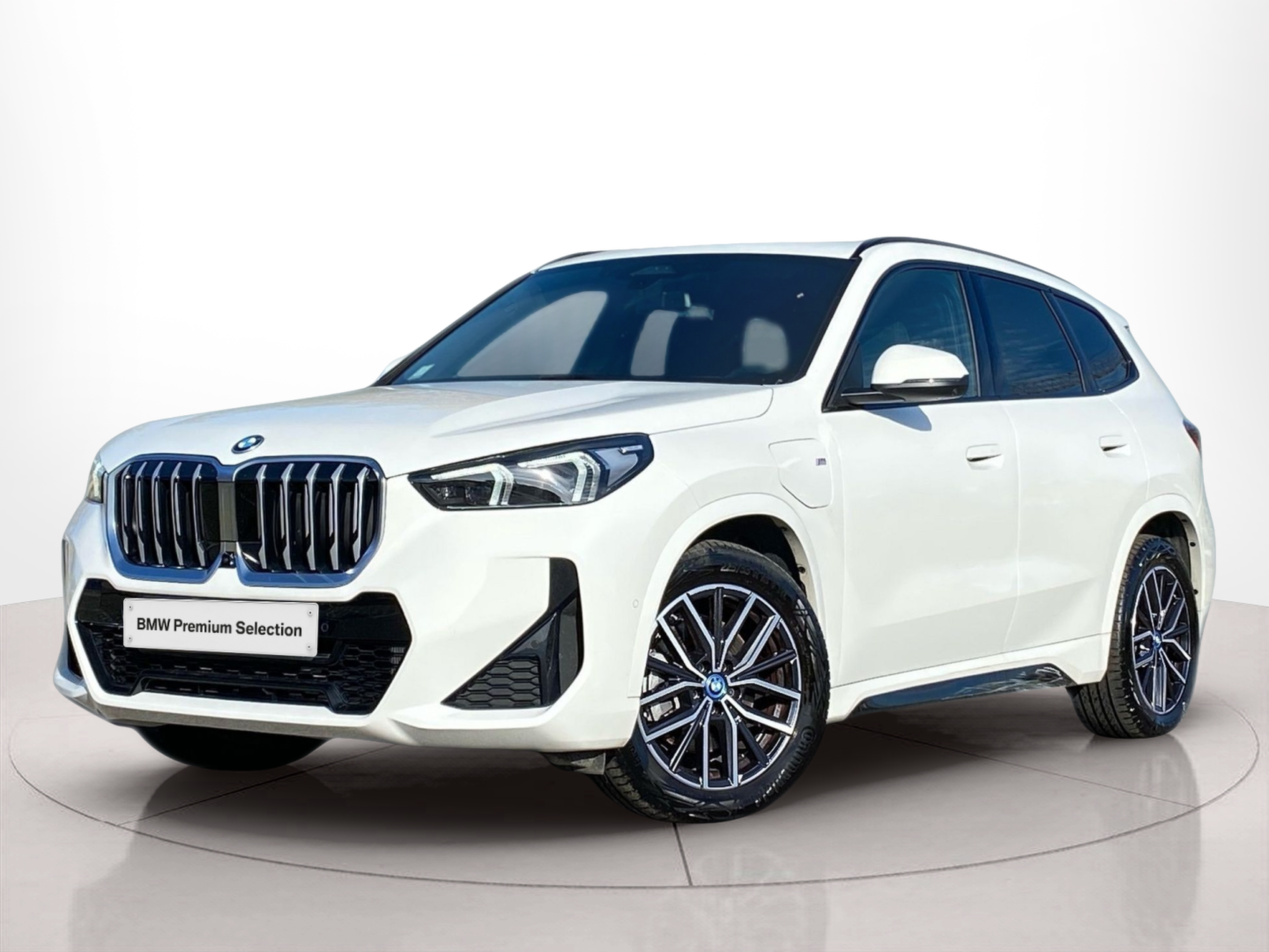 Fotos de BMW X1 xDrive25e color Blanco. Año 2024. 180KW(245CV). Elétrico / Gasolina Híbrido. En concesionario Caetano Cascais de Cascais