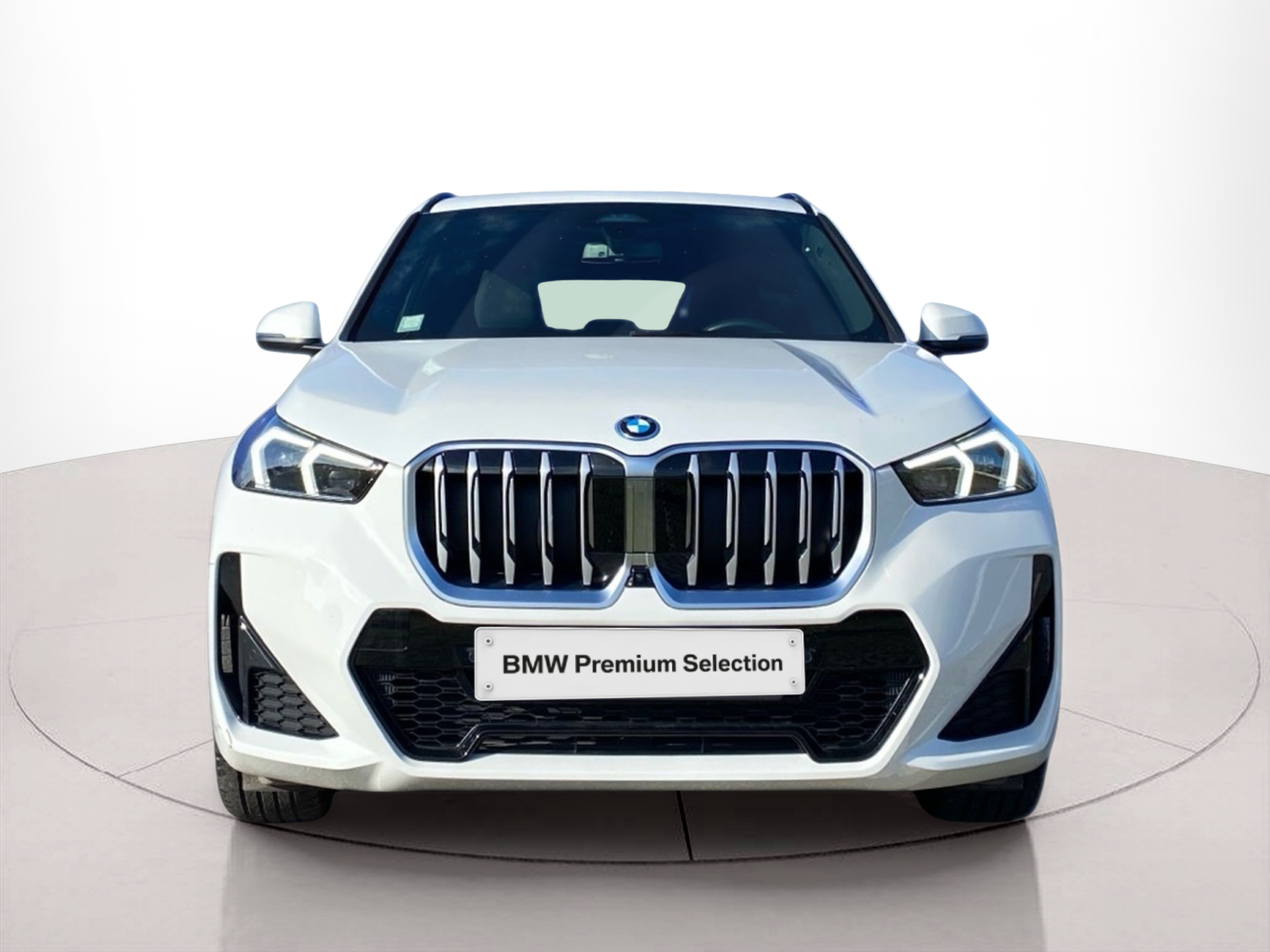 Fotos de BMW X1 xDrive25e color Blanco. Año 2024. 180KW(245CV). Elétrico / Gasolina Híbrido. En concesionario Caetano Cascais de Cascais