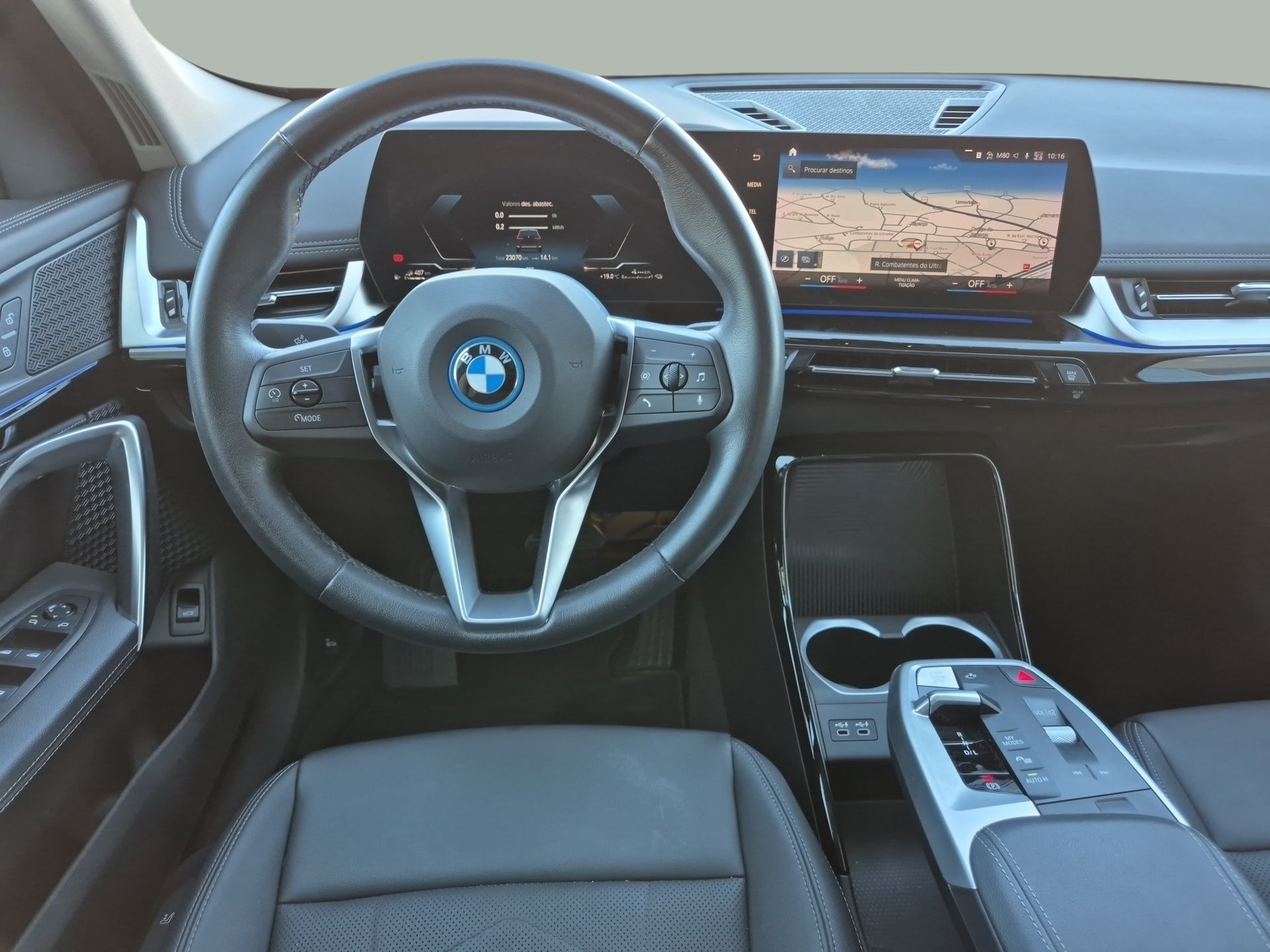 BMW X1 xDrive25e color Negro. Año 2023. 180KW(245CV). Elétrico / Gasolina Híbrido. En concesionario Caetano Baviera Santa Maria da Feira de Santa Maria da Feira