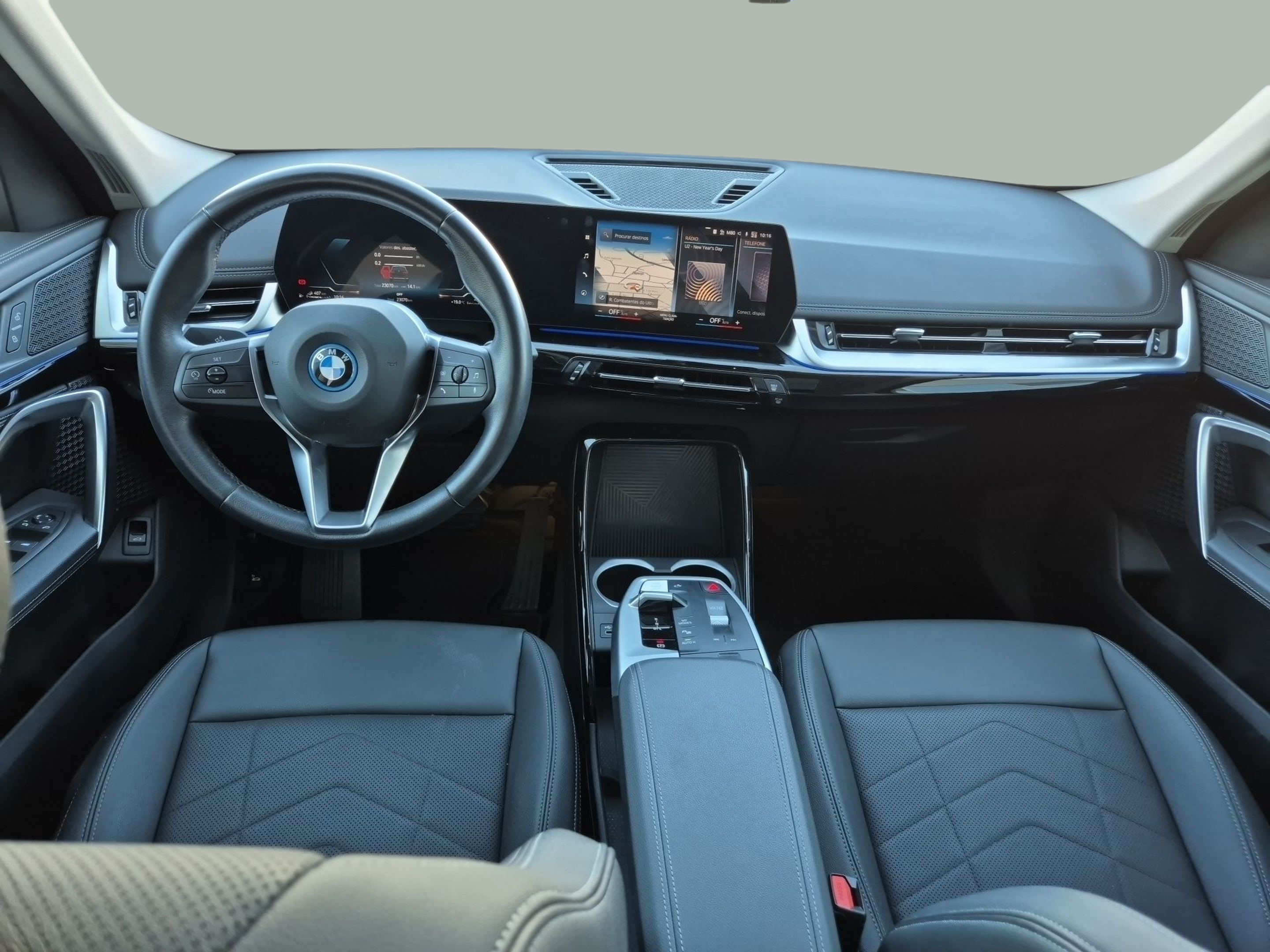 BMW X1 xDrive25e color Negro. Año 2023. 180KW(245CV). Elétrico / Gasolina Híbrido. En concesionario Caetano Baviera Santa Maria da Feira de Santa Maria da Feira