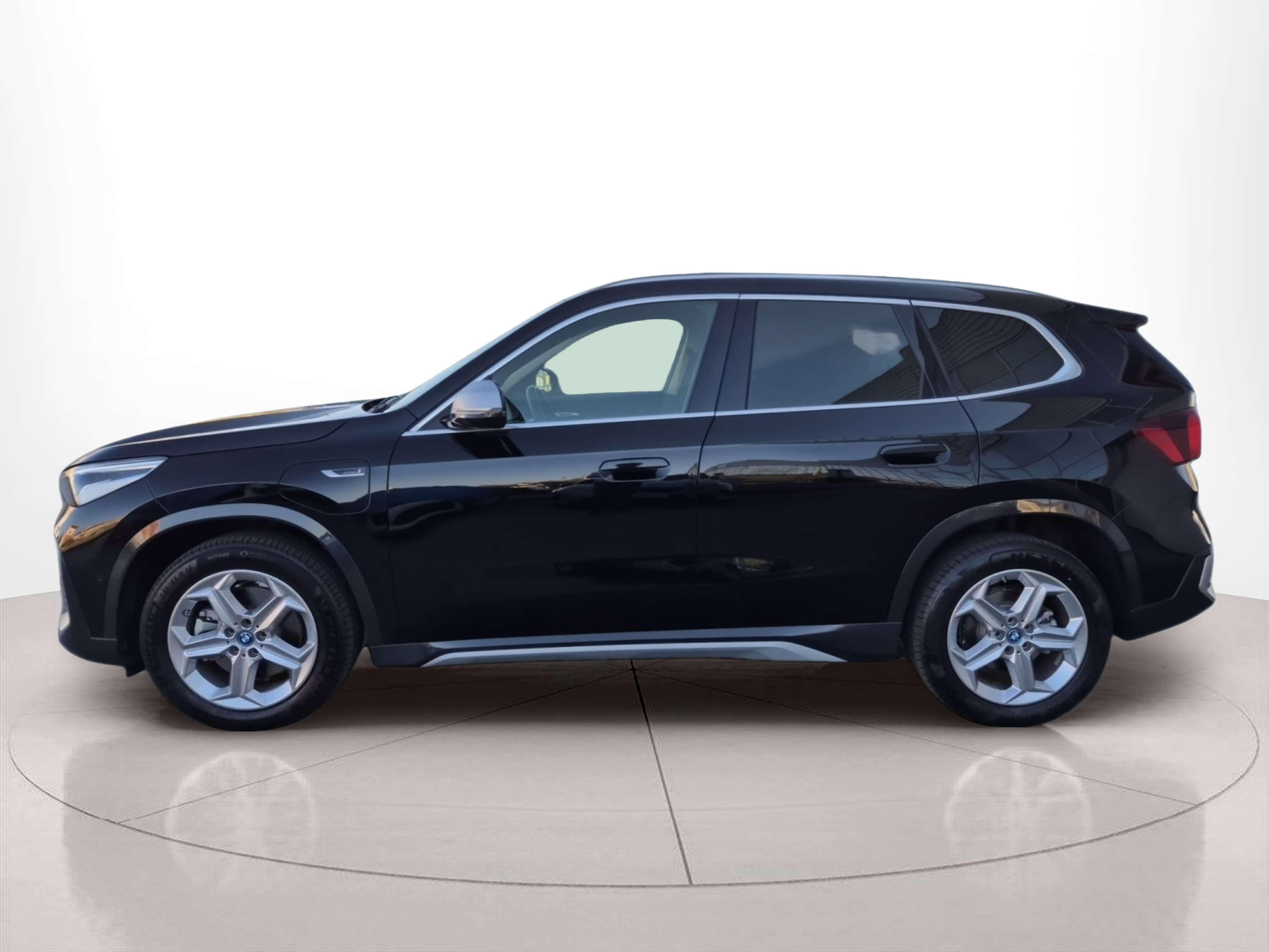 Fotos de BMW X1 xDrive25e color Negro. Año 2023. 180KW(245CV). Elétrico / Gasolina Híbrido. En concesionario Caetano Baviera Santa Maria da Feira de Santa Maria da Feira