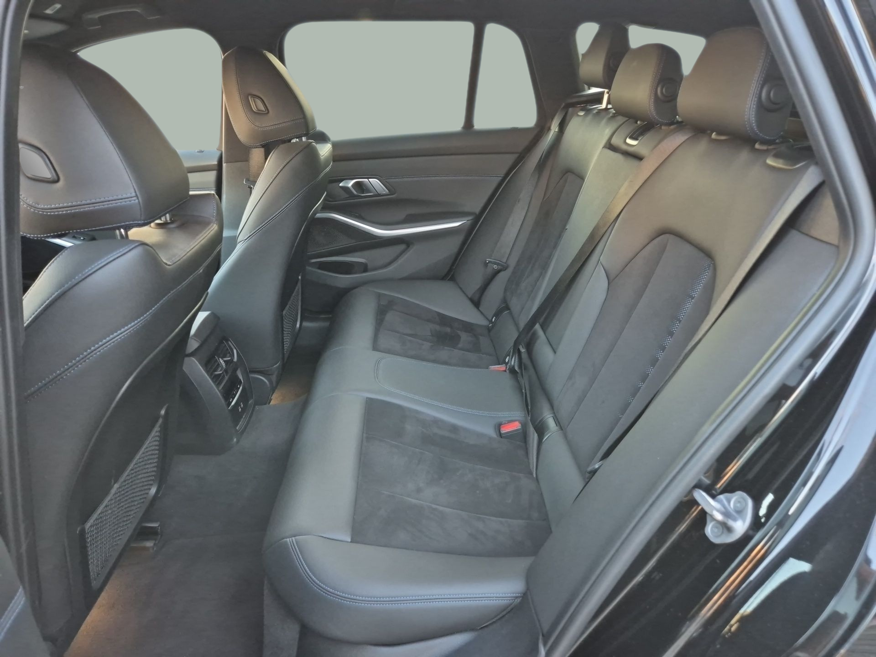 BMW Série 3 320d Touring color Negro. Año 2024. 140KW(190CV). Diesel. En concesionario Caetano Aveiro de Aveiro