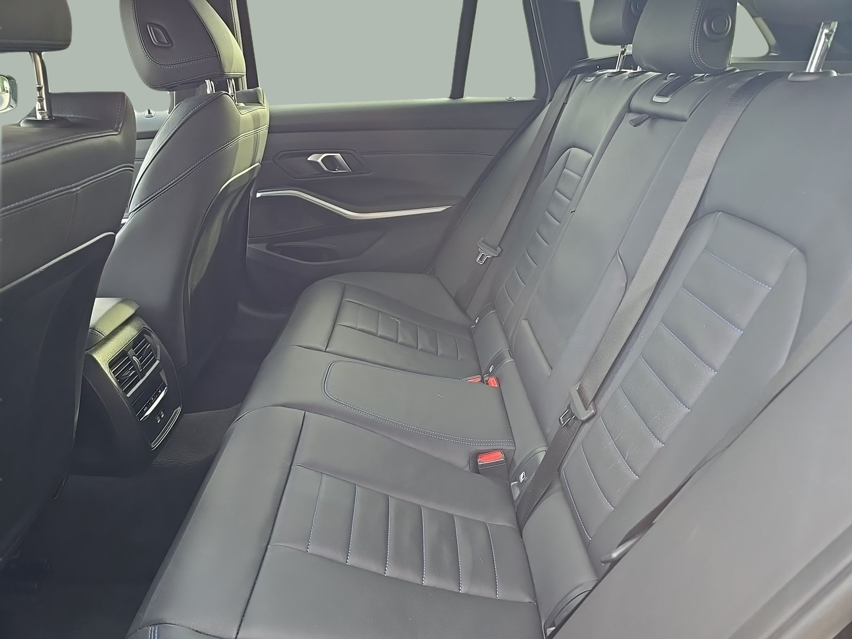 BMW Série 3 320d Touring color Negro. Año 2025. 140KW(190CV). Diesel. En concesionario Caetano Santa Maria da Feira de Santa Maria da Feira