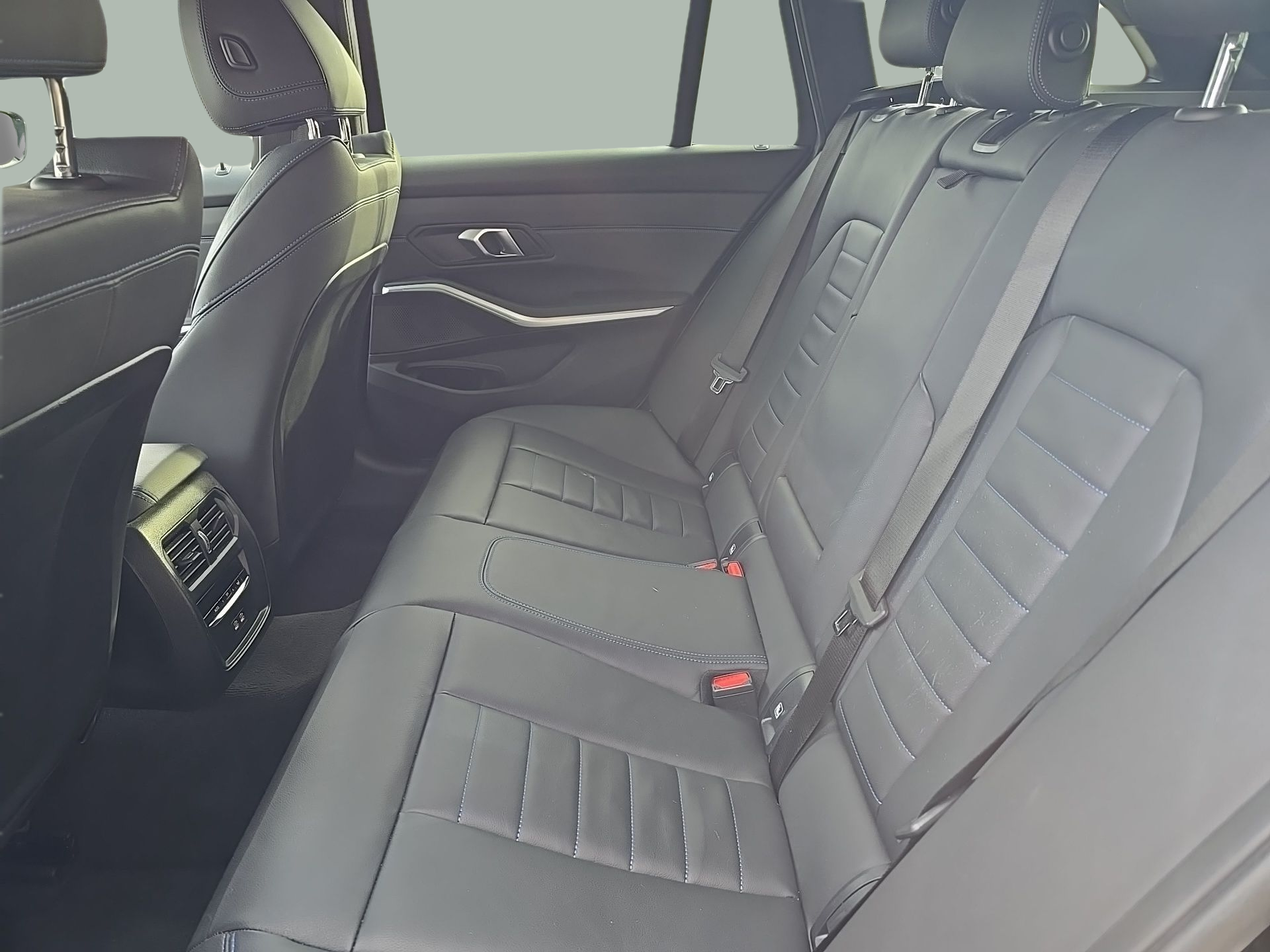 BMW Série 3 320d Touring color Negro. Año 2025. 140KW(190CV). Diesel. En concesionario Caetano Santa Maria da Feira de Santa Maria da Feira