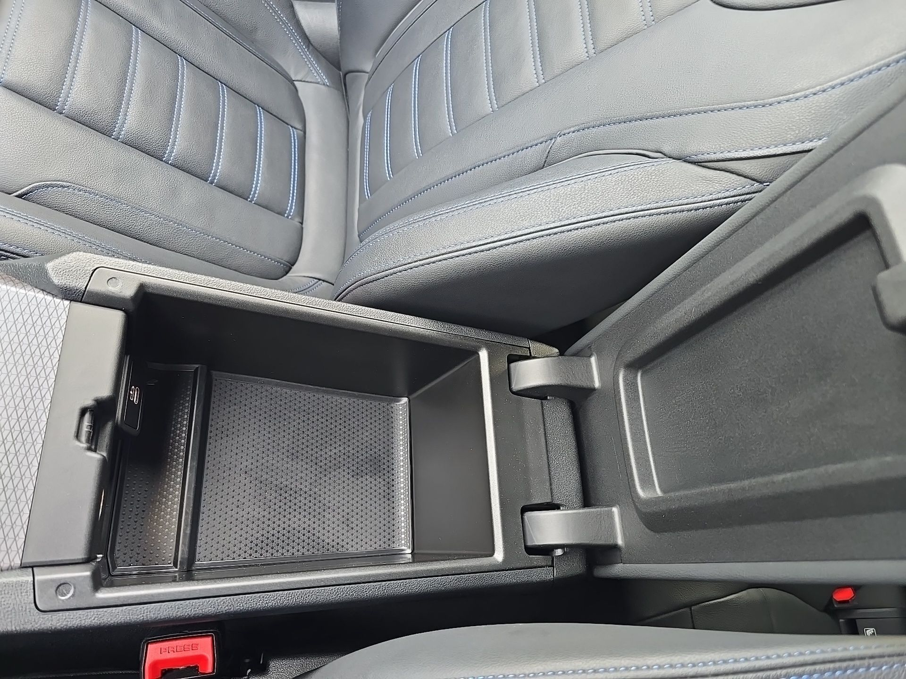 BMW Série 3 320d Touring color Negro. Año 2025. 140KW(190CV). Diesel. En concesionario Caetano Santa Maria da Feira de Santa Maria da Feira