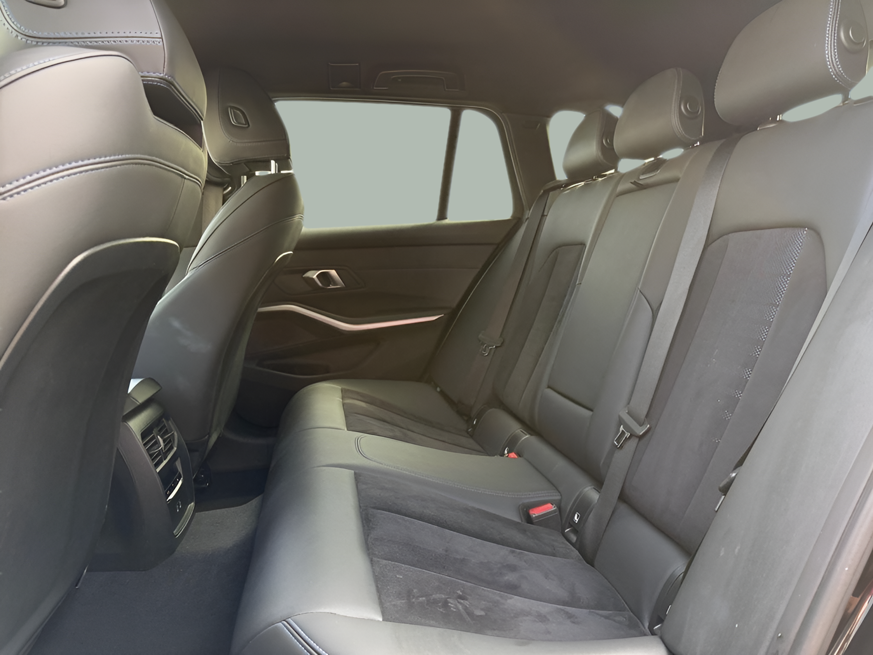 BMW Série 3 320d Touring color Negro. Año 2024. 140KW(190CV). Diesel. En concesionario Caetano Portimão de Portimão