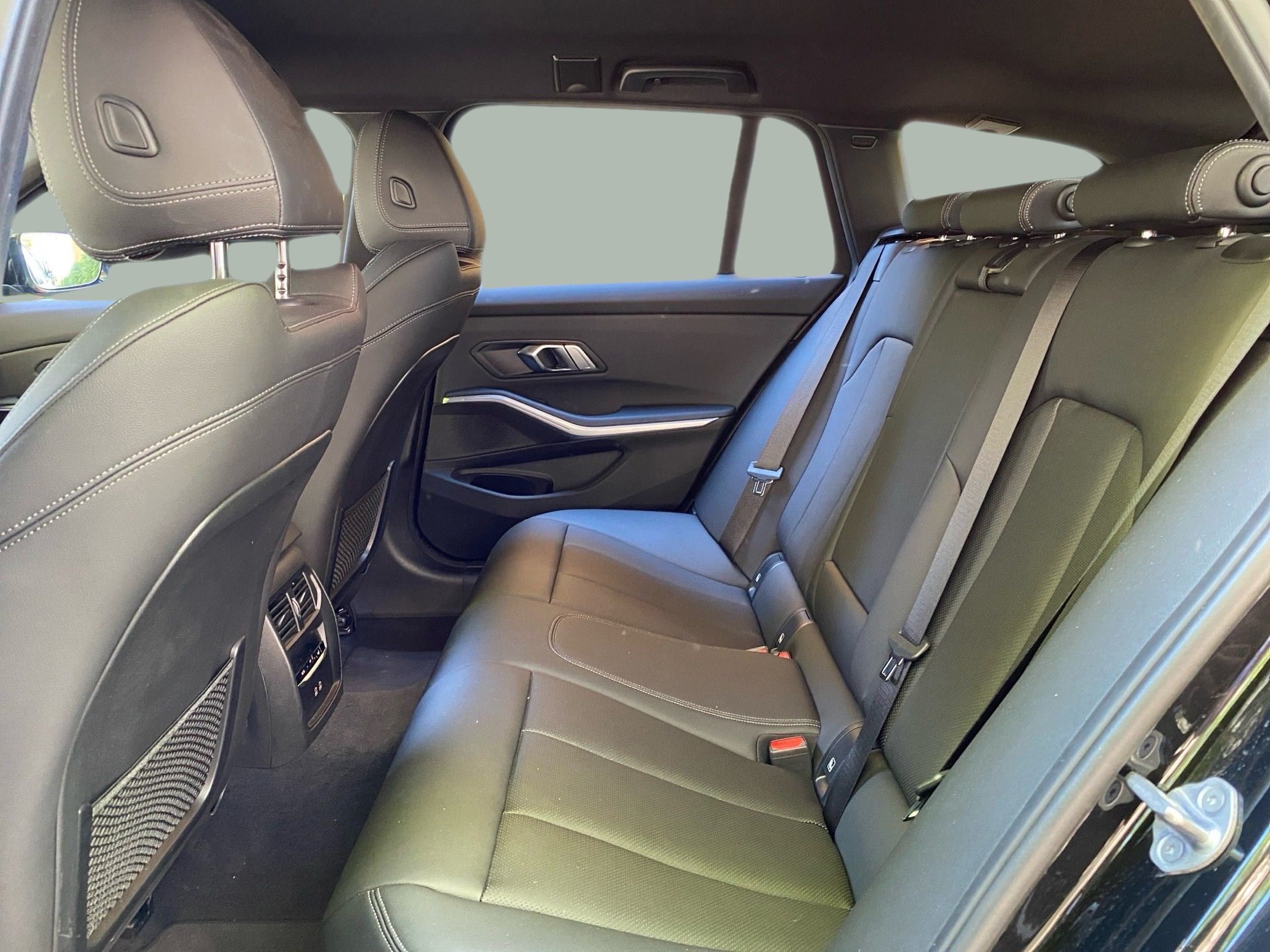 BMW Série 3 320d Touring color Negro. Año 2024. 140KW(190CV). Diesel. En concesionario Caetano Lisboa de Lisboa