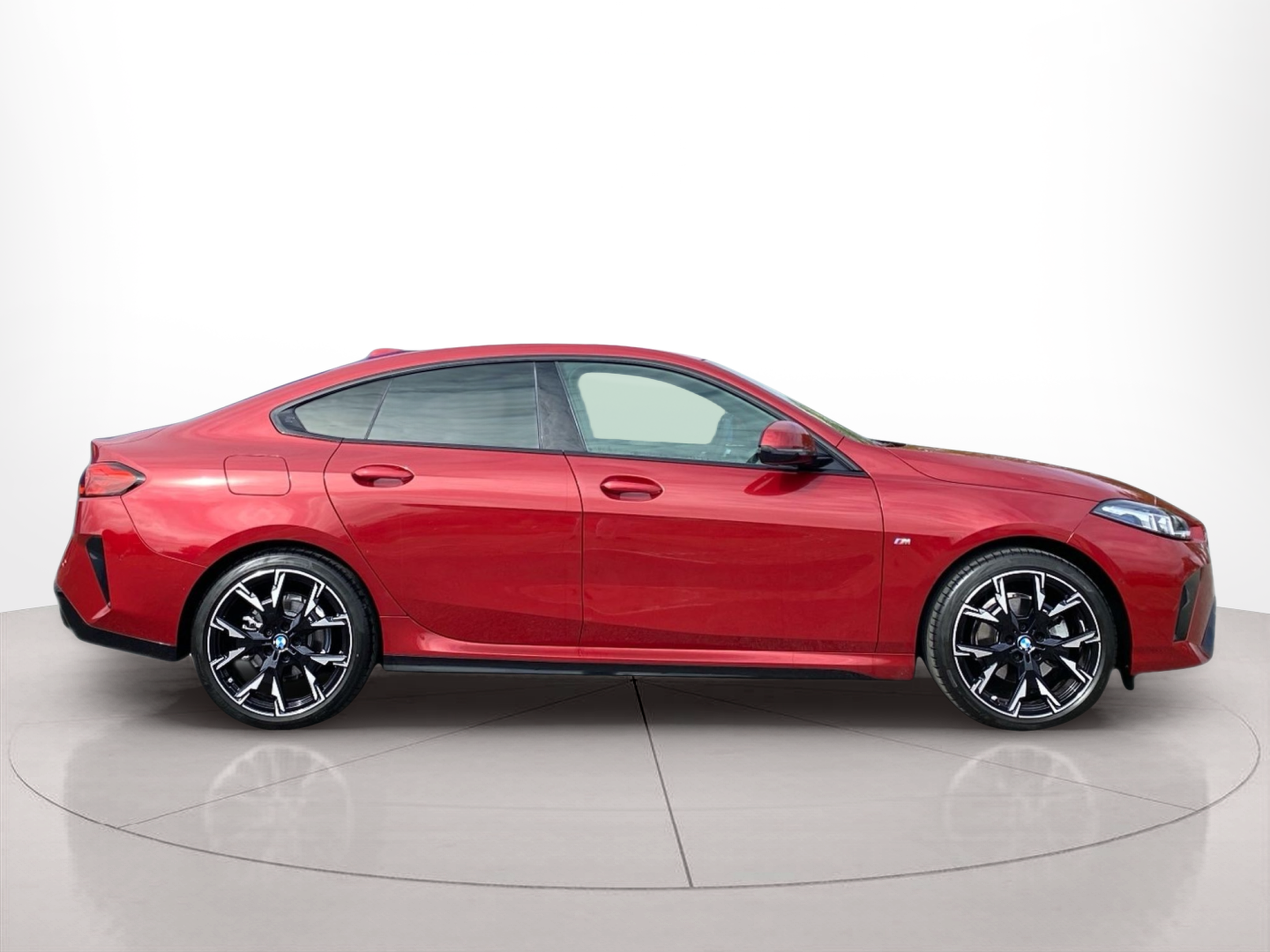 Fotos de BMW Série 2 220d Gran Coupé color Rojo. Año 2025. 120KW(163CV). Diesel. En concesionario Caetano Baviera Cascais de Cascais