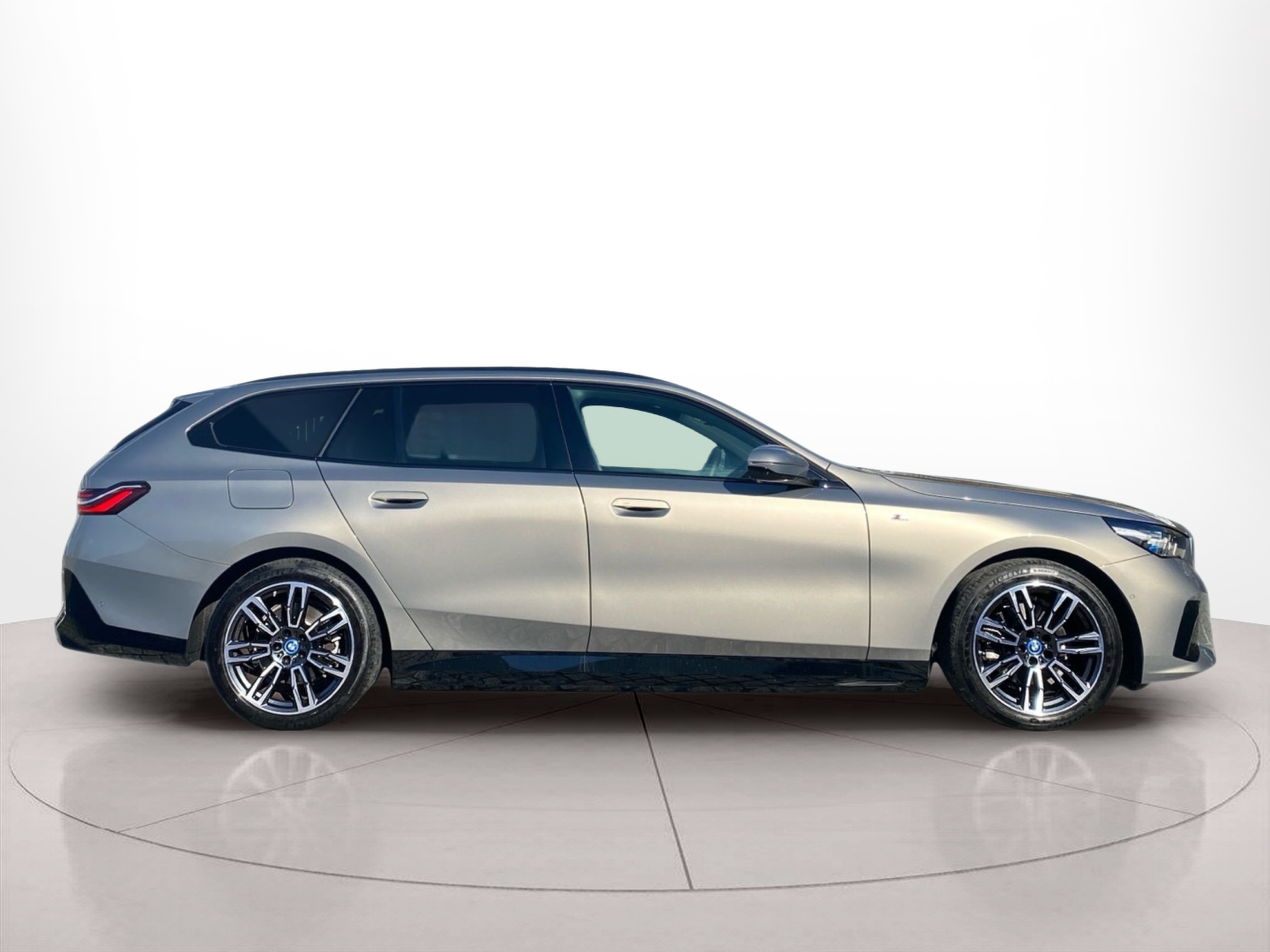 Fotos de BMW Série 5 530e Touring color Gris. Año 2025. 220KW(299CV). Elétrico / Gasolina Híbrido. En concesionario Caetano Lisboa de Lisboa