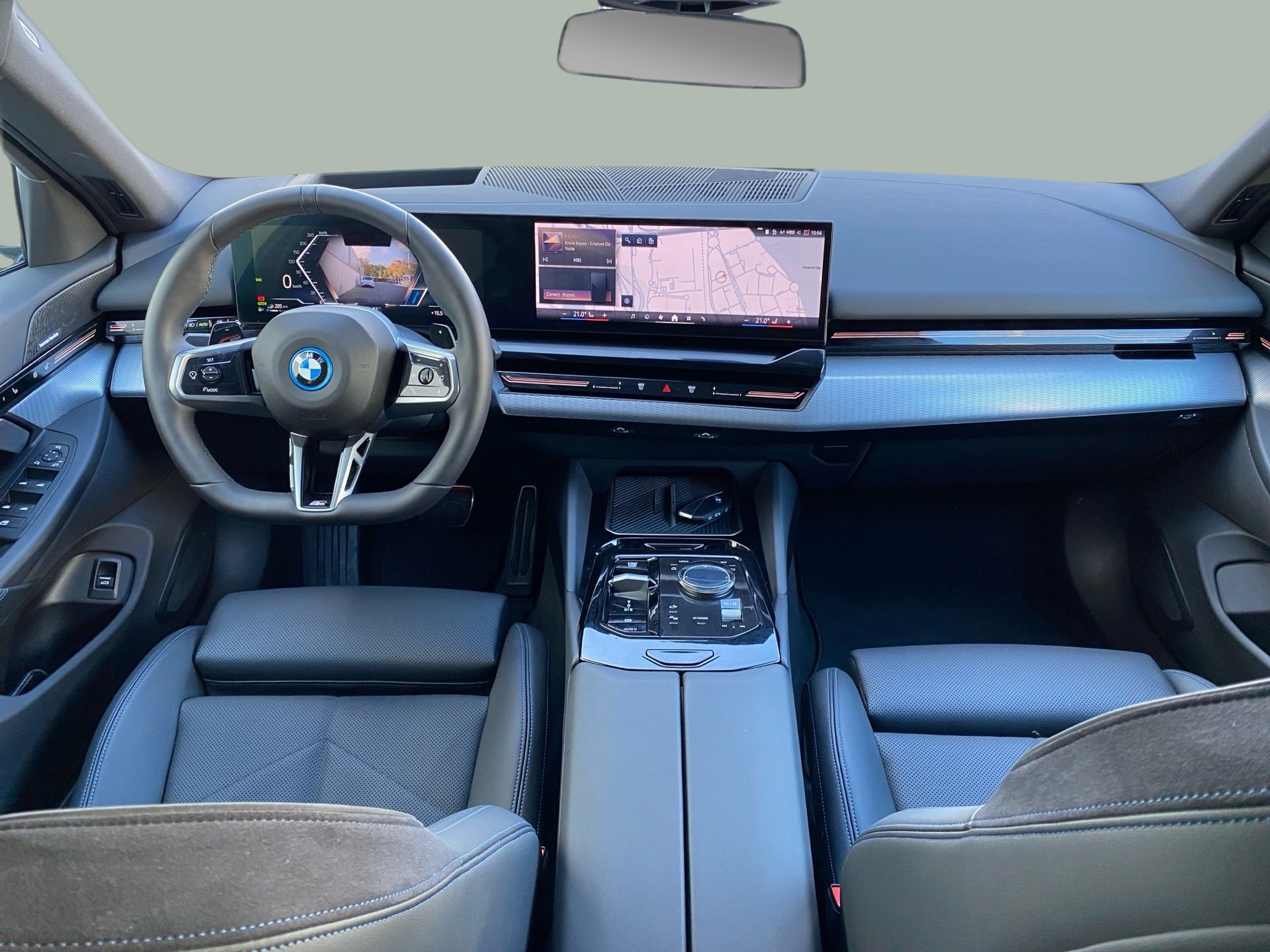 BMW Série 5 530e Touring color Gris. Año 2025. 220KW(299CV). Elétrico / Gasolina Híbrido. En concesionario Caetano Lisboa de Lisboa