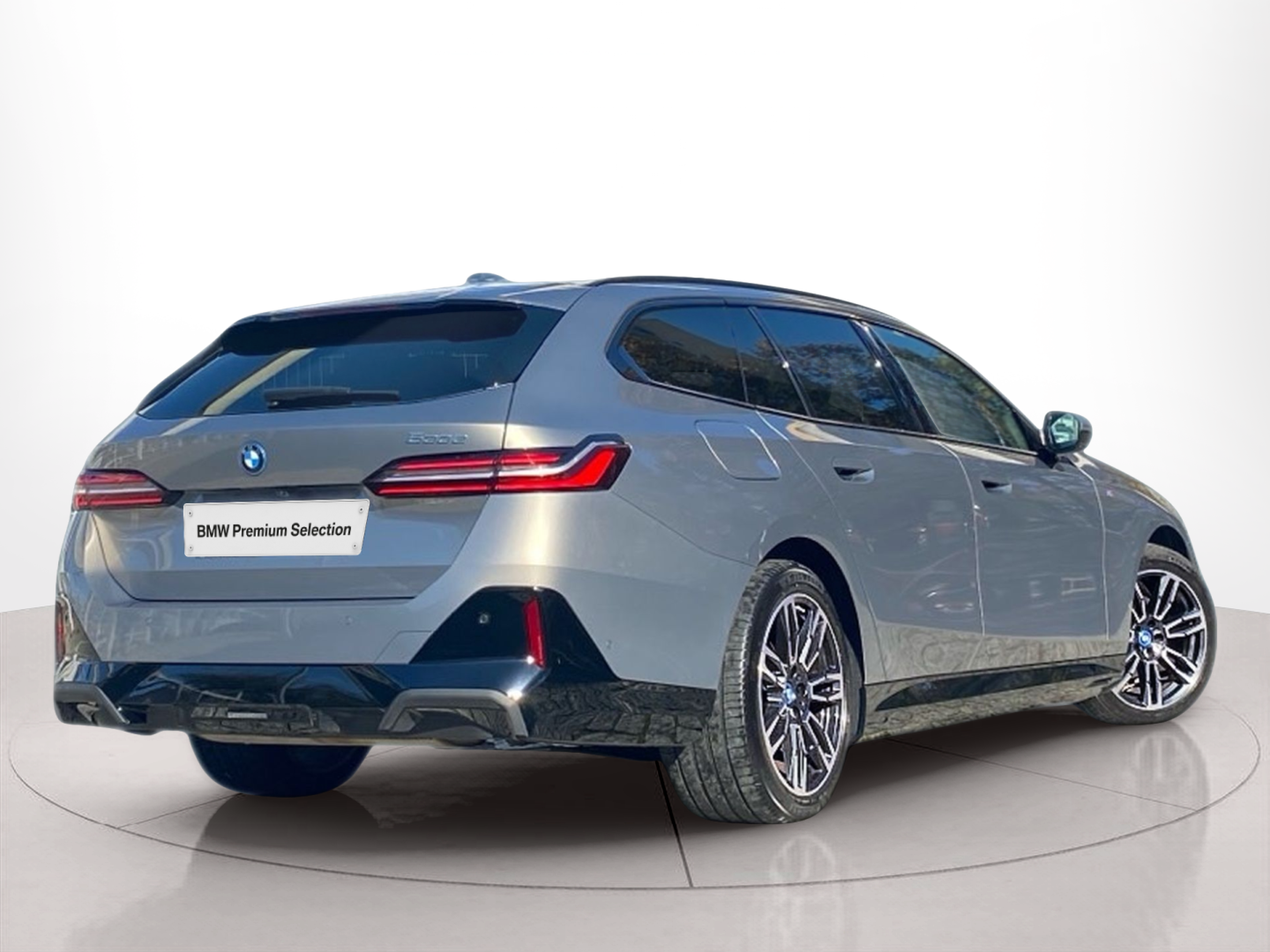 BMW Série 5 530e Touring color Gris. Año 2025. 220KW(299CV). Elétrico / Gasolina Híbrido. En concesionario Caetano Lisboa de Lisboa