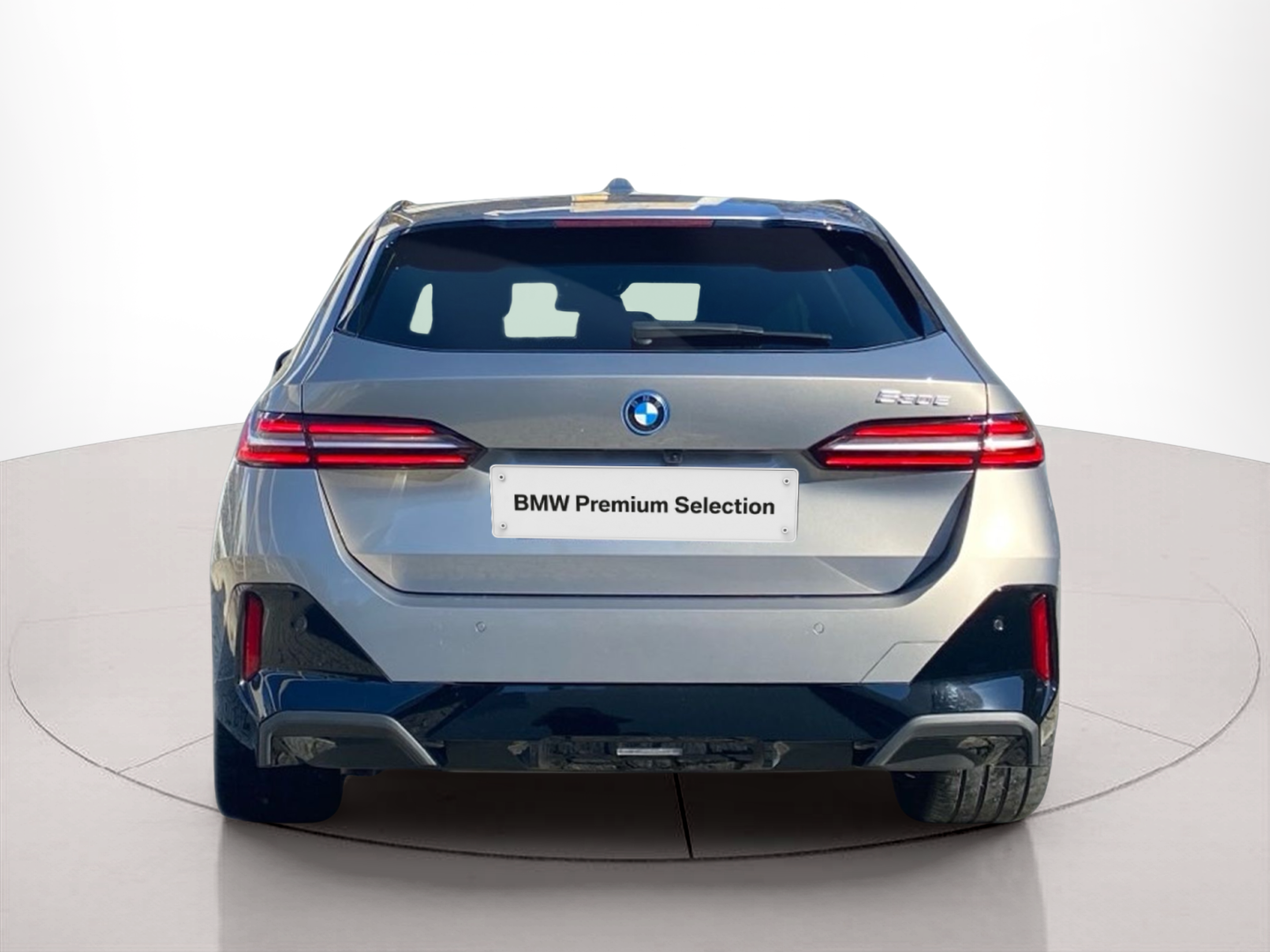 BMW Série 5 530e Touring color Gris. Año 2025. 220KW(299CV). Elétrico / Gasolina Híbrido. En concesionario Caetano Lisboa de Lisboa