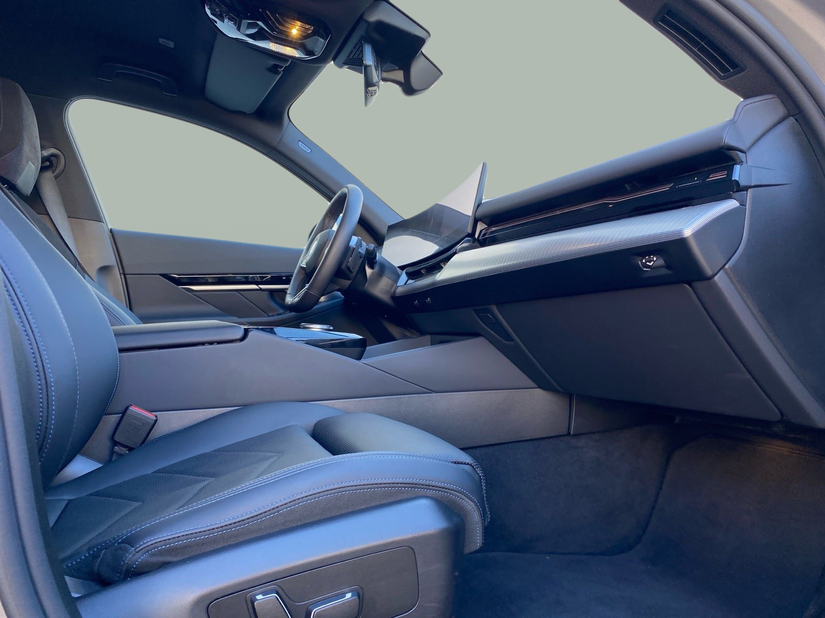 BMW Série 5 530e Touring color Gris. Año 2025. 220KW(299CV). Elétrico / Gasolina Híbrido. En concesionario Caetano Lisboa de Lisboa