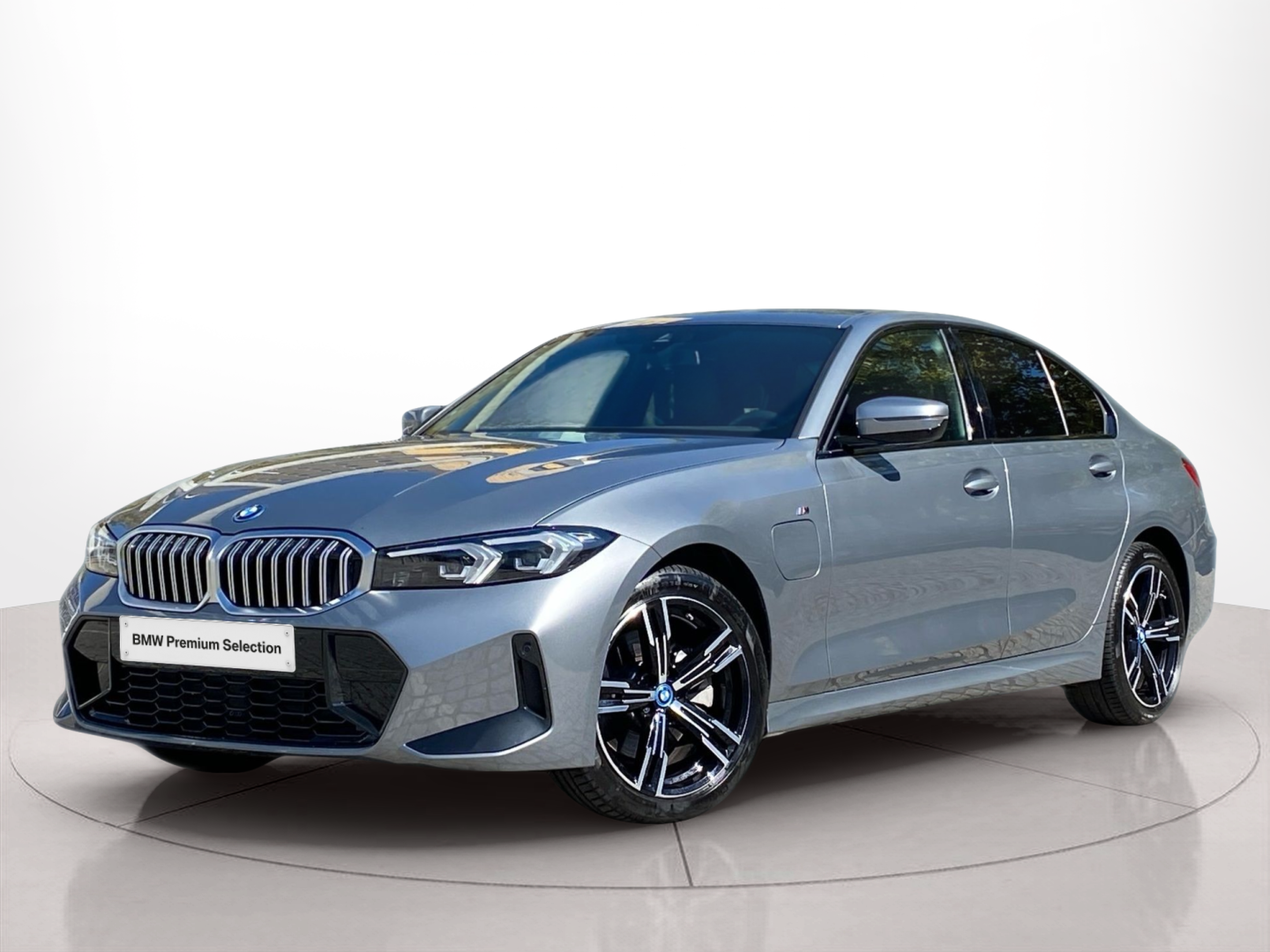 Fotos de BMW Série 3 330e Berlina color Gris. Año 2024. 215KW(292CV). Elétrico / Gasolina Híbrido. En concesionario Caetano Baviera Lisboa de Lisboa