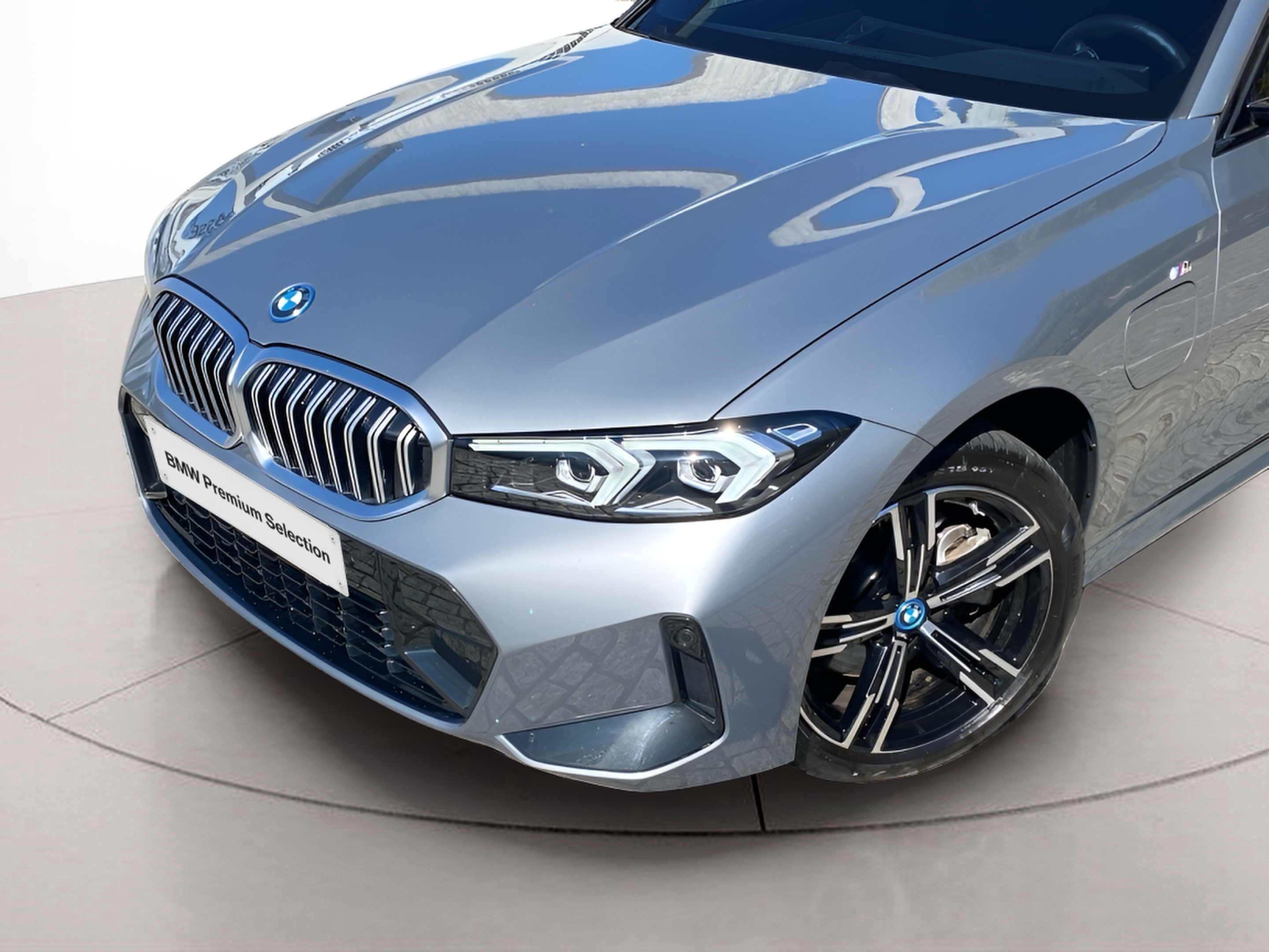 BMW Série 3 330e Berlina color Gris. Año 2024. 215KW(292CV). Elétrico / Gasolina Híbrido. En concesionario Caetano Baviera Lisboa de Lisboa