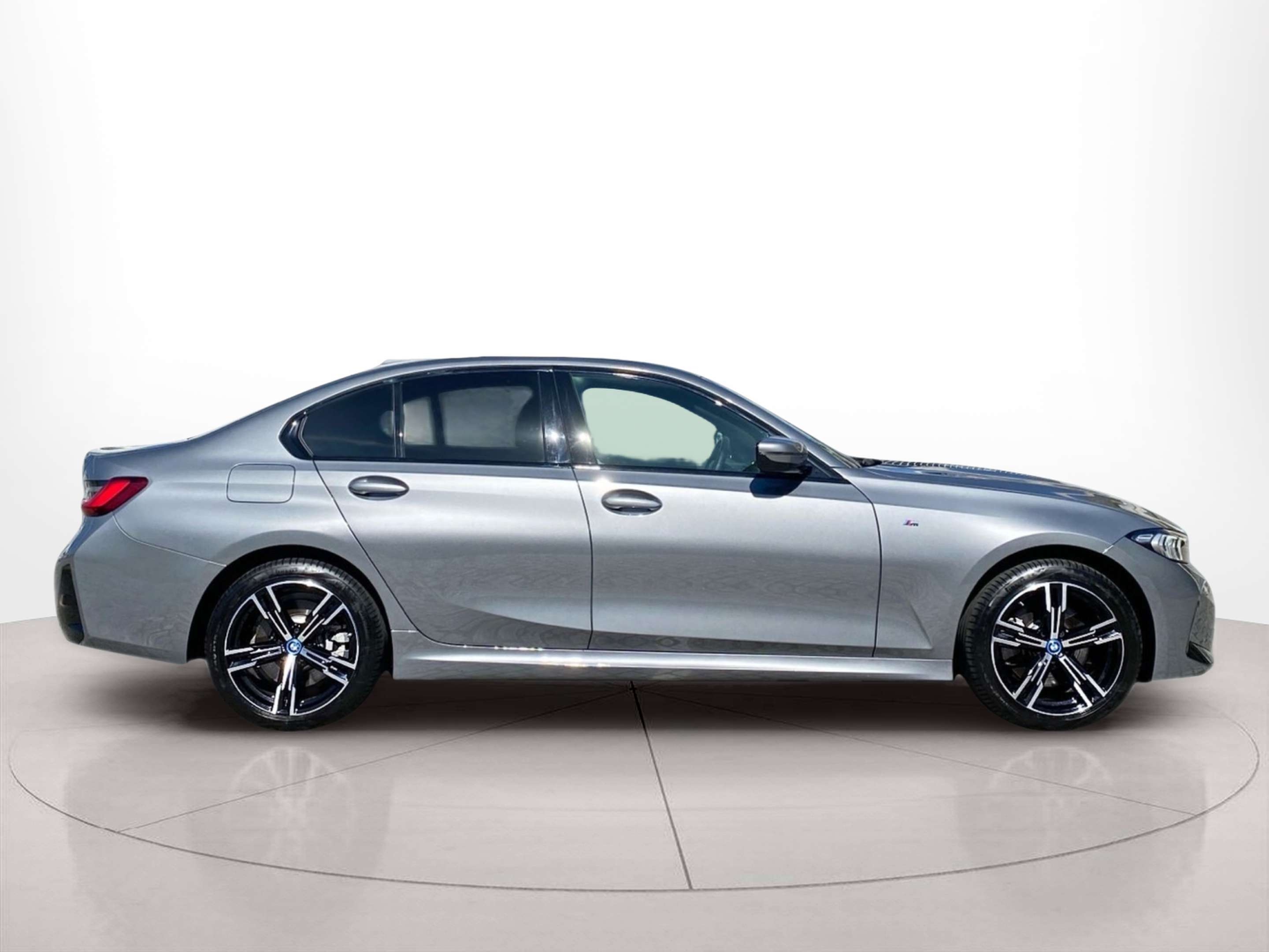Fotos de BMW Série 3 330e Berlina color Gris. Año 2024. 215KW(292CV). Elétrico / Gasolina Híbrido. En concesionario Caetano Baviera Lisboa de Lisboa