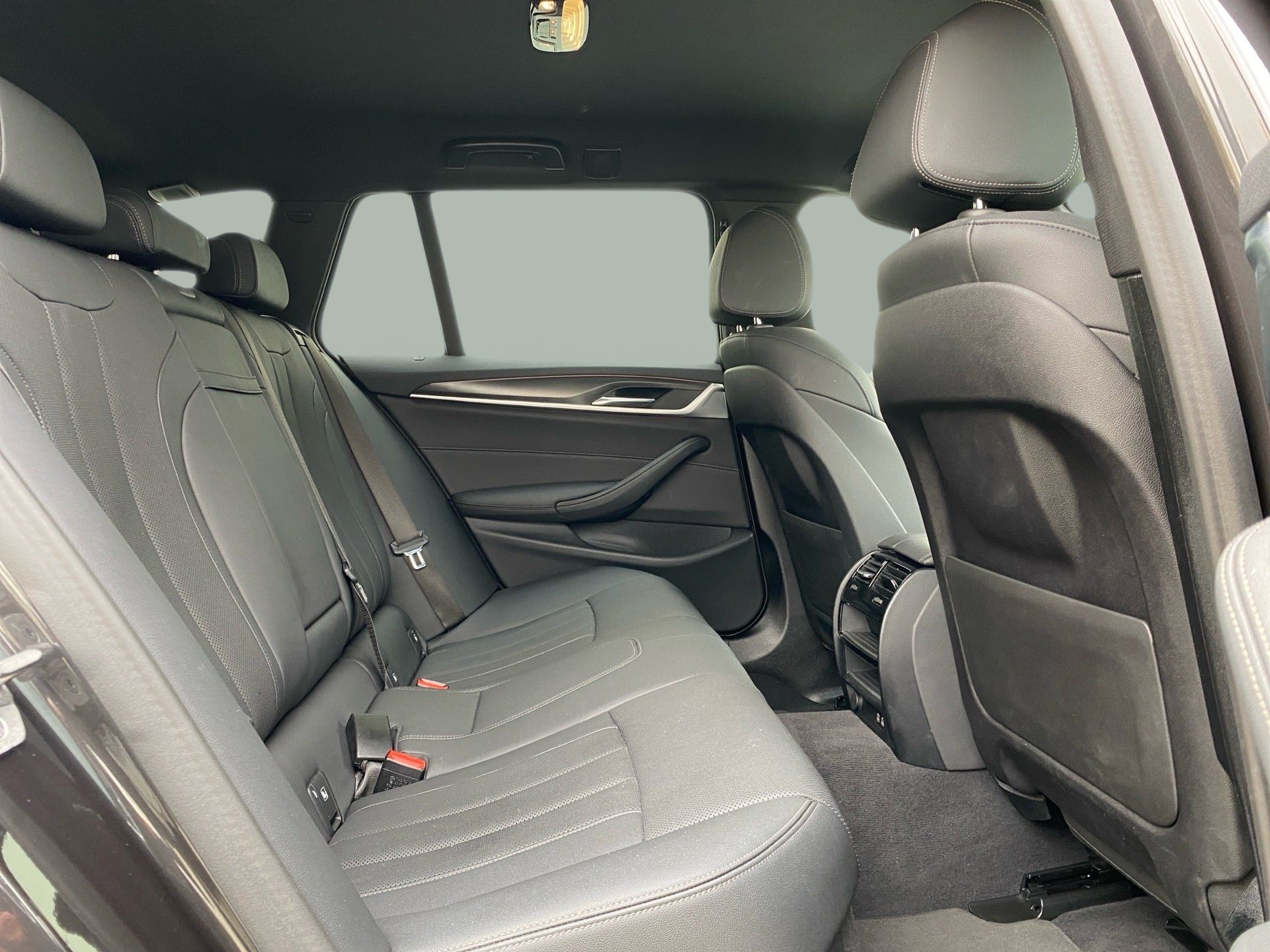 BMW Série 5 520d Touring color Gris. Año 2024. 140KW(190CV). Diesel. En concesionario Caetano Lisboa de Lisboa