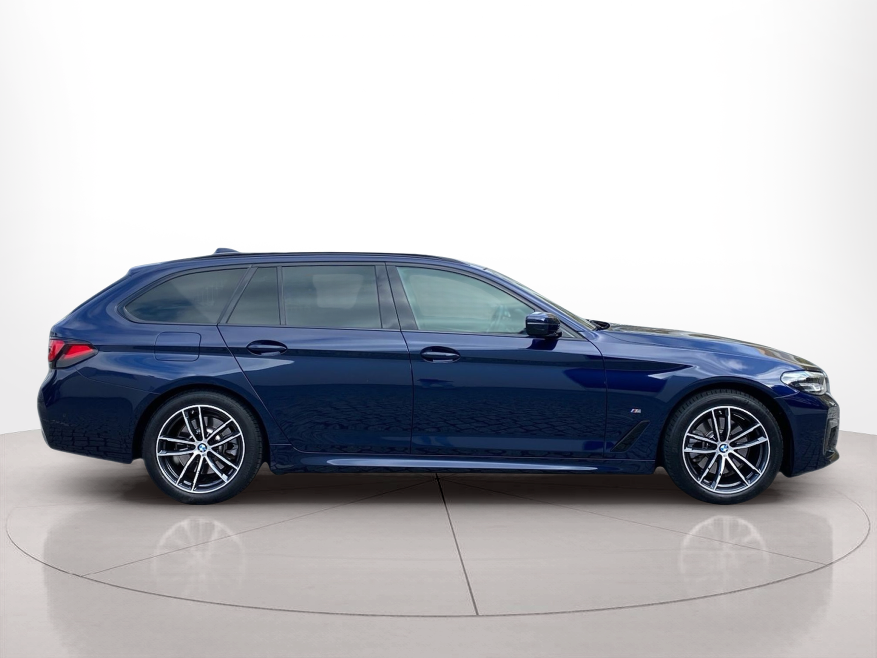 Fotos de BMW Série 5 520d Touring color Azul. Año 2024. 140KW(190CV). Diesel. En concesionario Caetano Baviera Lisboa de Lisboa