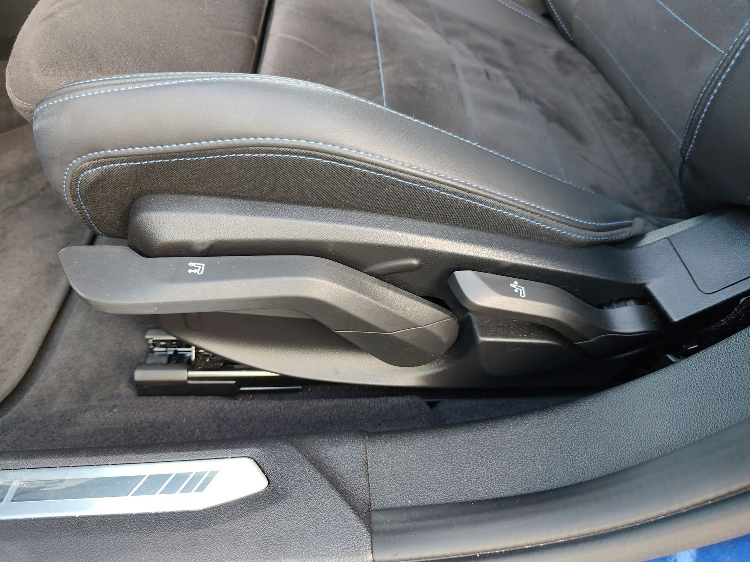 BMW Série 1 116i color Azul. Año 2025. 90KW(122CV). Gasolina. En concesionario Caetano Aveiro de Aveiro