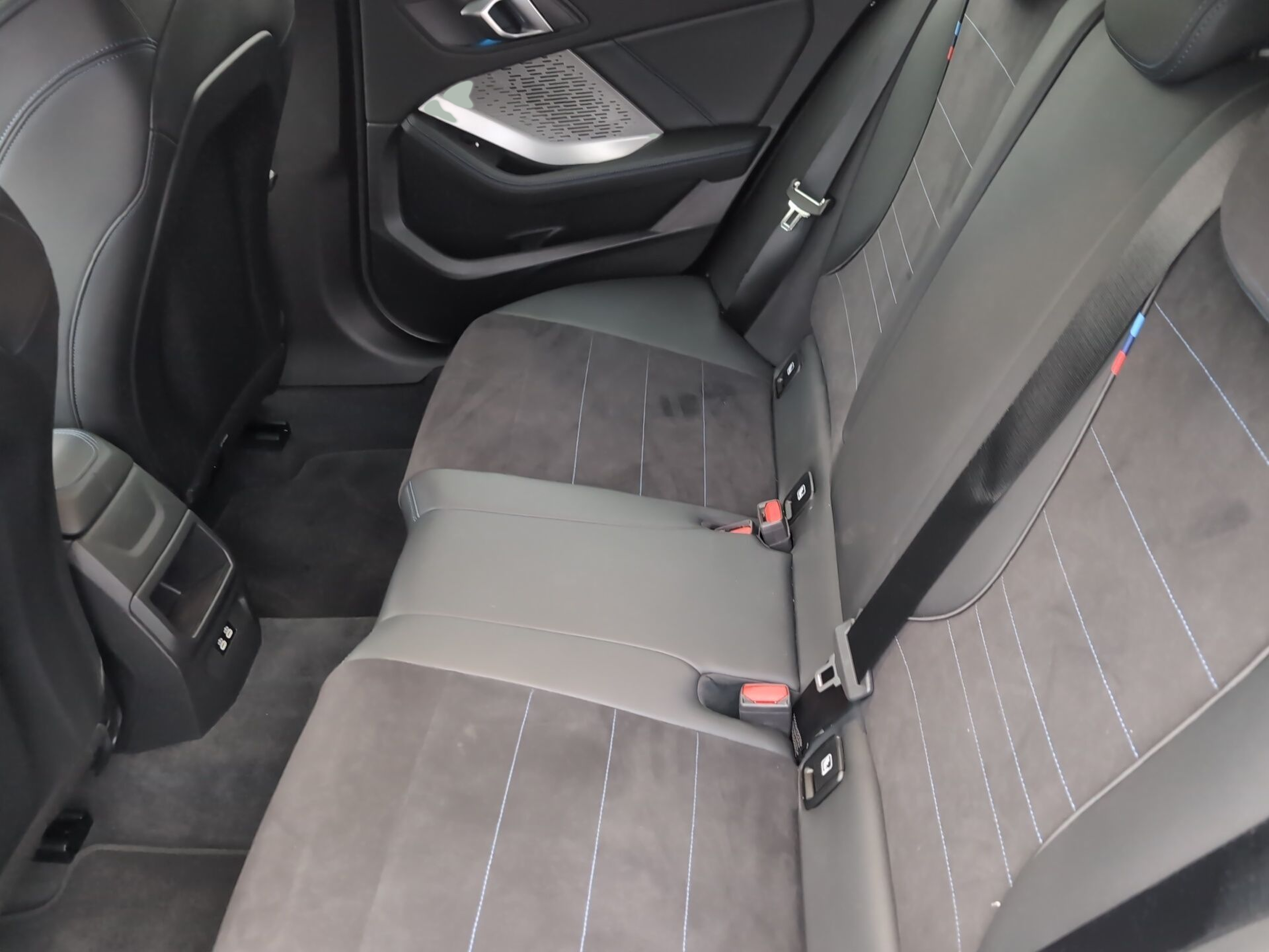 BMW Série 1 116i color Negro. Año 2025. 90KW(122CV). Gasolina. En concesionario Caetano Baviera Aveiro de Aveiro