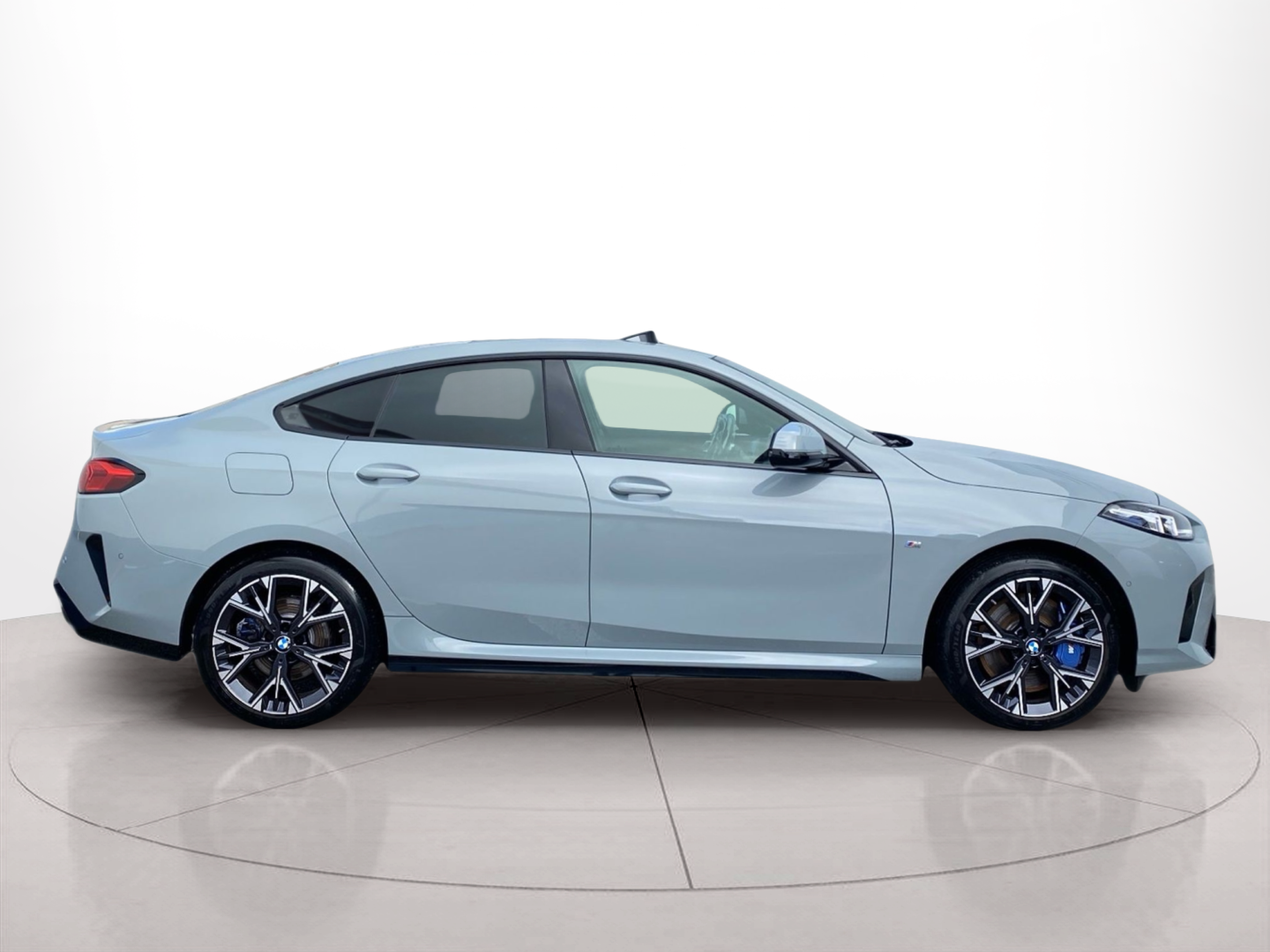 Fotos de BMW Série 2 220d Gran Coupé color Gris. Año 2024. 125KW(170CV). Gasolina. En concesionario Caetano Lisboa de Lisboa