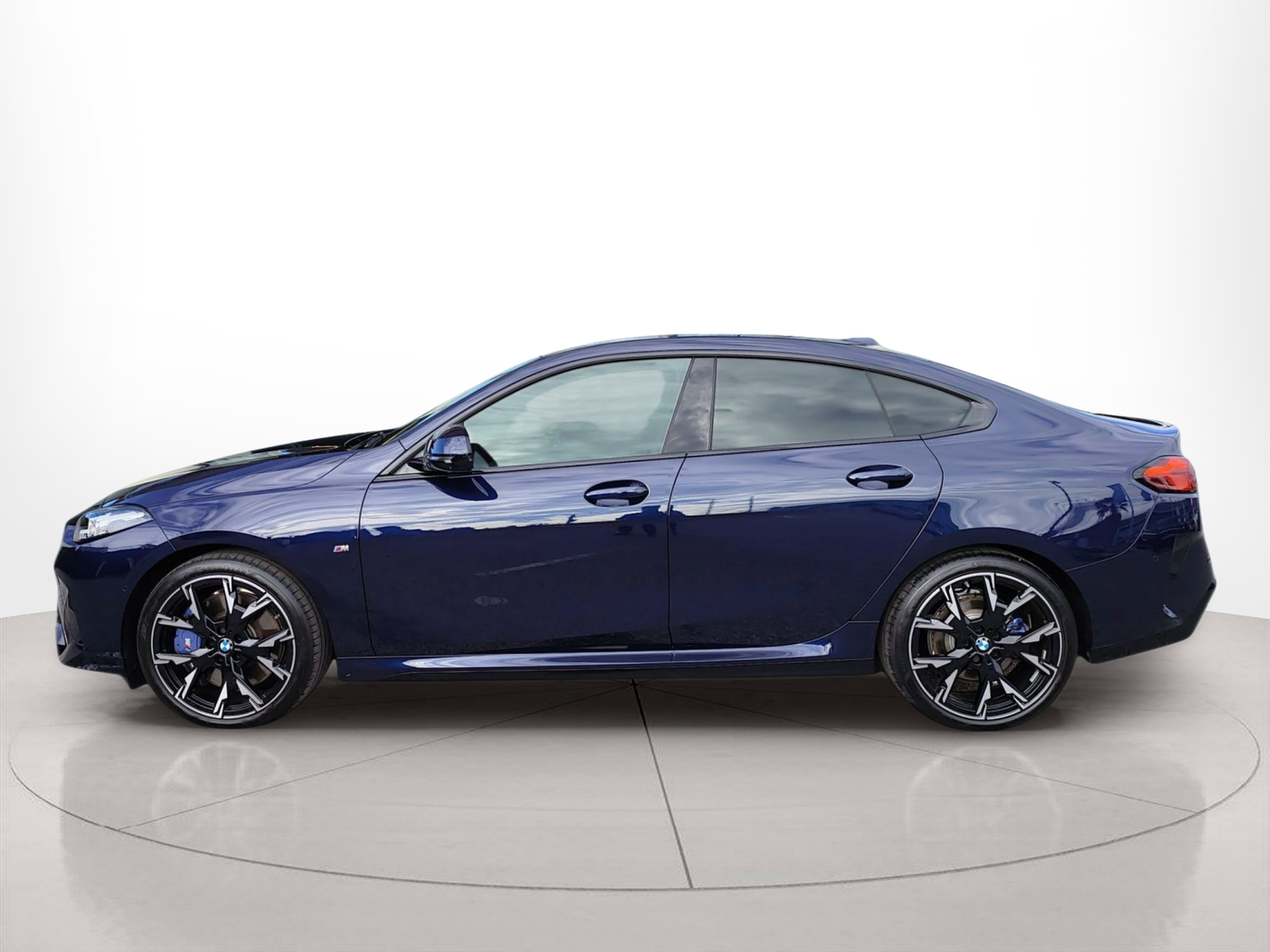 Fotos de BMW Série 2 220d Gran Coupé color Azul. Año 2024. 125KW(170CV). Gasolina. En concesionario Caetano Aveiro de Aveiro