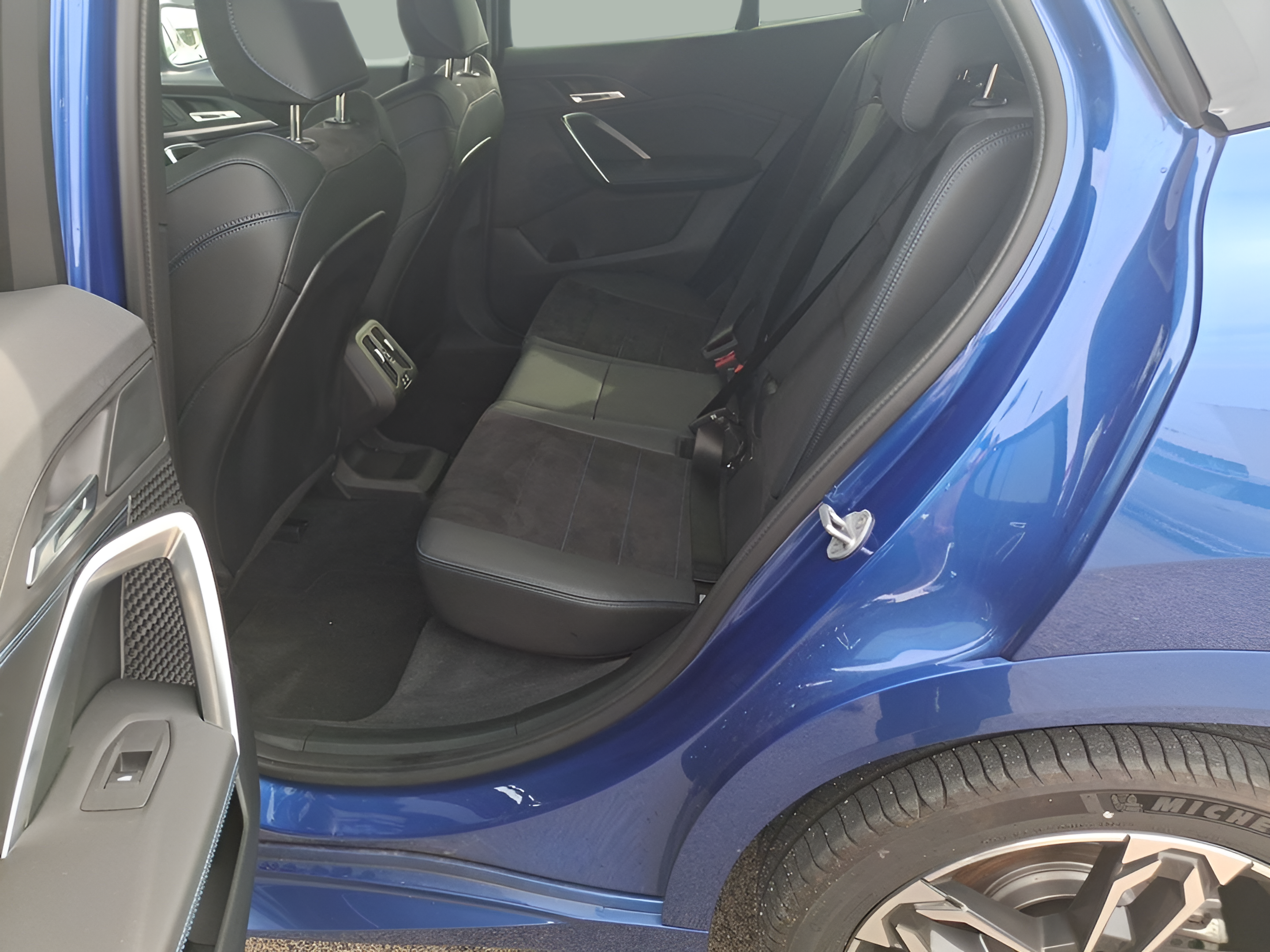 BMW X2 sDrive18d color Azul. Año 2025. 110KW(150CV). Diesel. En concesionario Caetano Portimão de Portimão