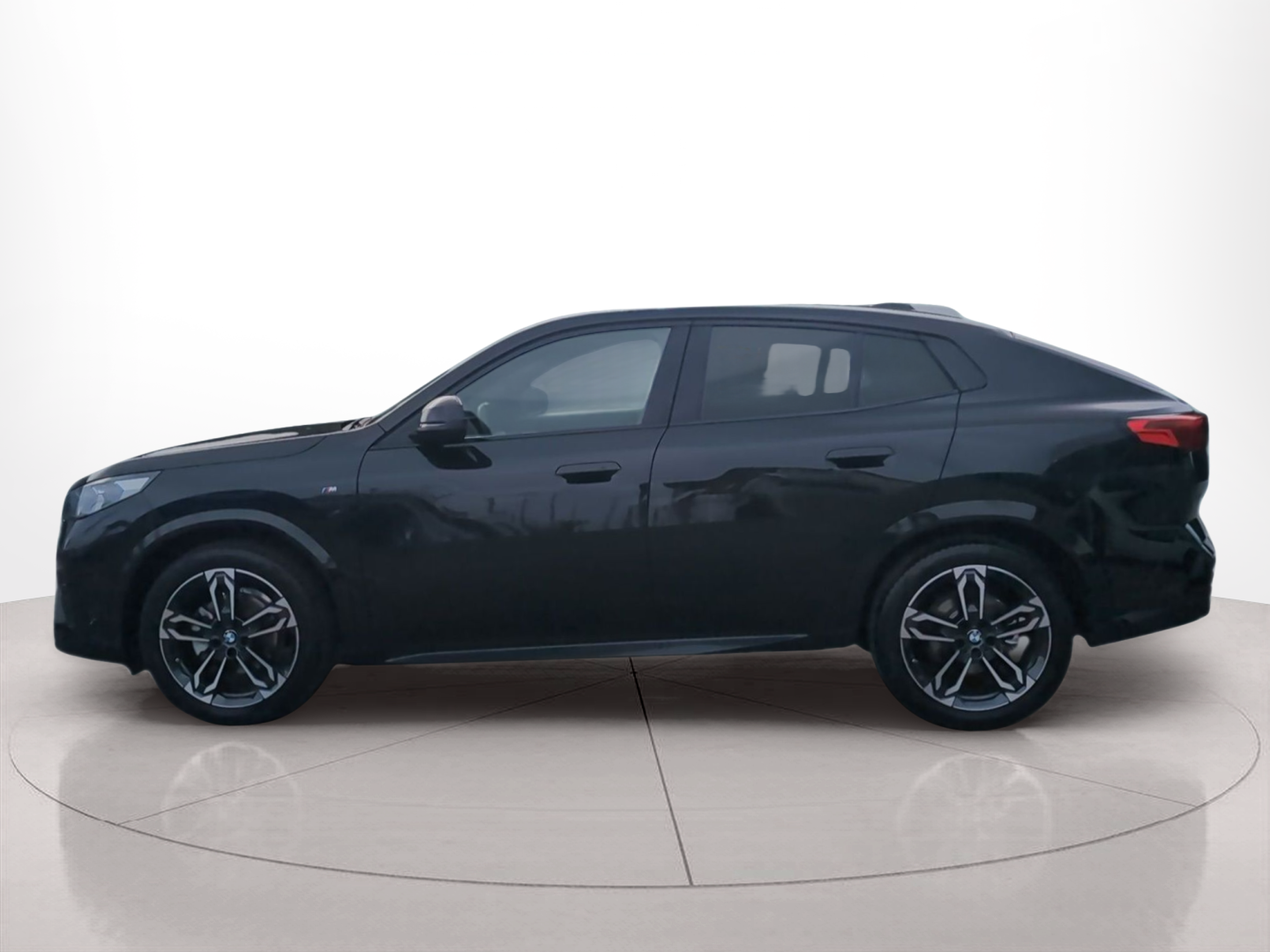 Fotos de BMW X2 sDrive18d color Negro. Año 2025. 110KW(150CV). Diesel. En concesionario Caetano Aveiro de Aveiro