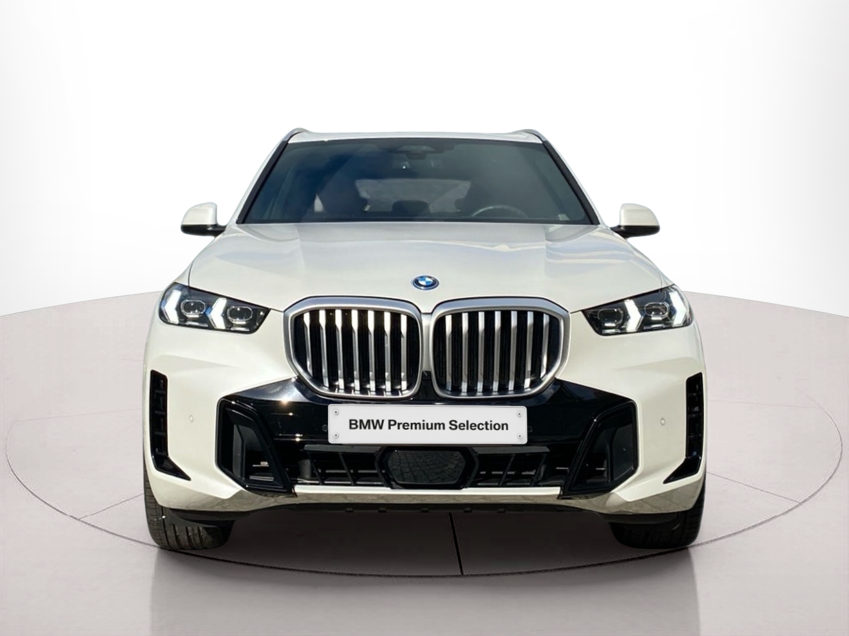 Fotos de BMW X5 xDrive50e color Blanco. Año 2024. 360KW(489CV). Elétrico / Gasolina Híbrido. En concesionario Caetano Baviera Lisboa de Lisboa