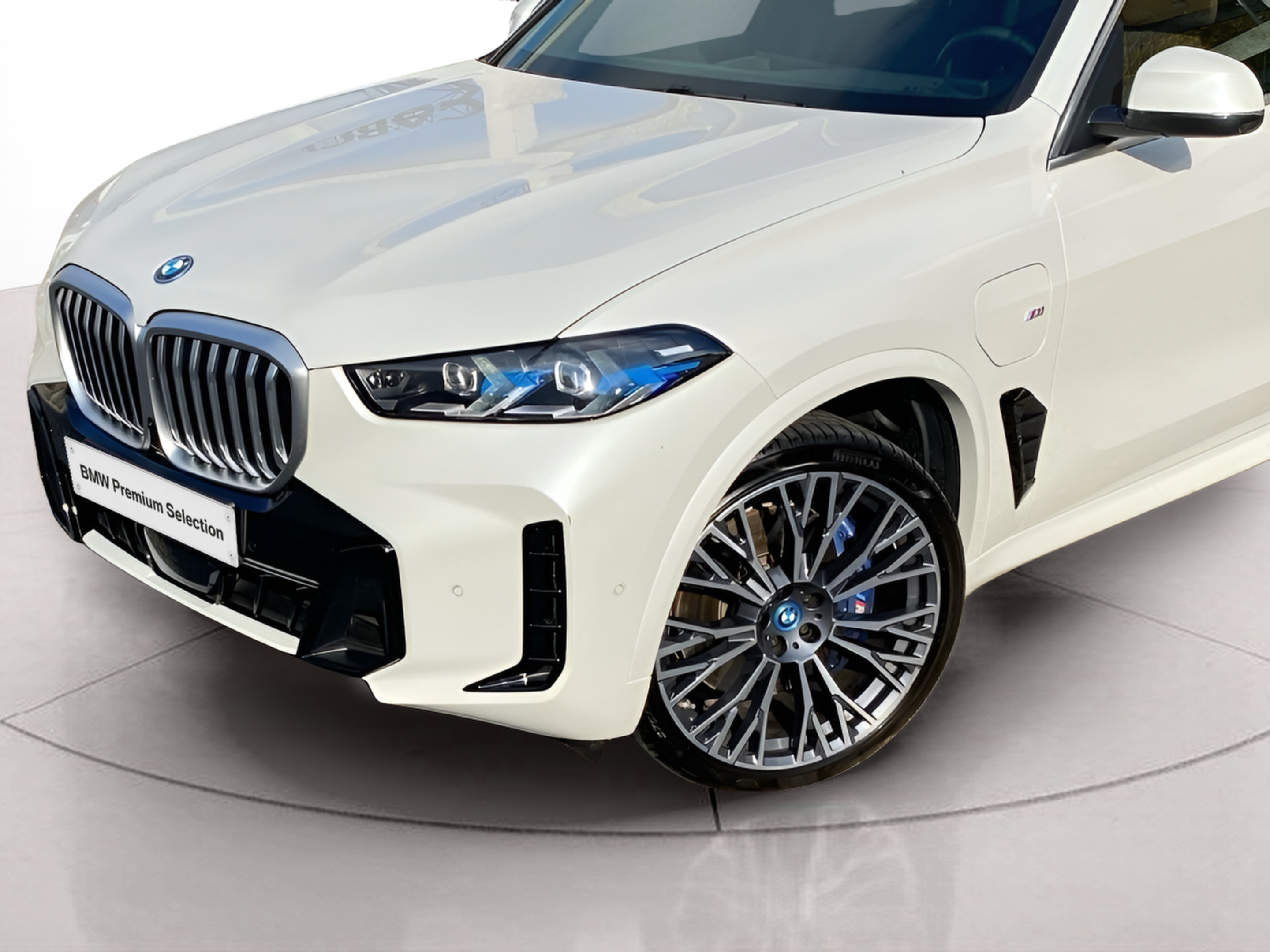 BMW X5 xDrive50e color Blanco. Año 2024. 360KW(489CV). Elétrico / Gasolina Híbrido. En concesionario Caetano Baviera Lisboa de Lisboa