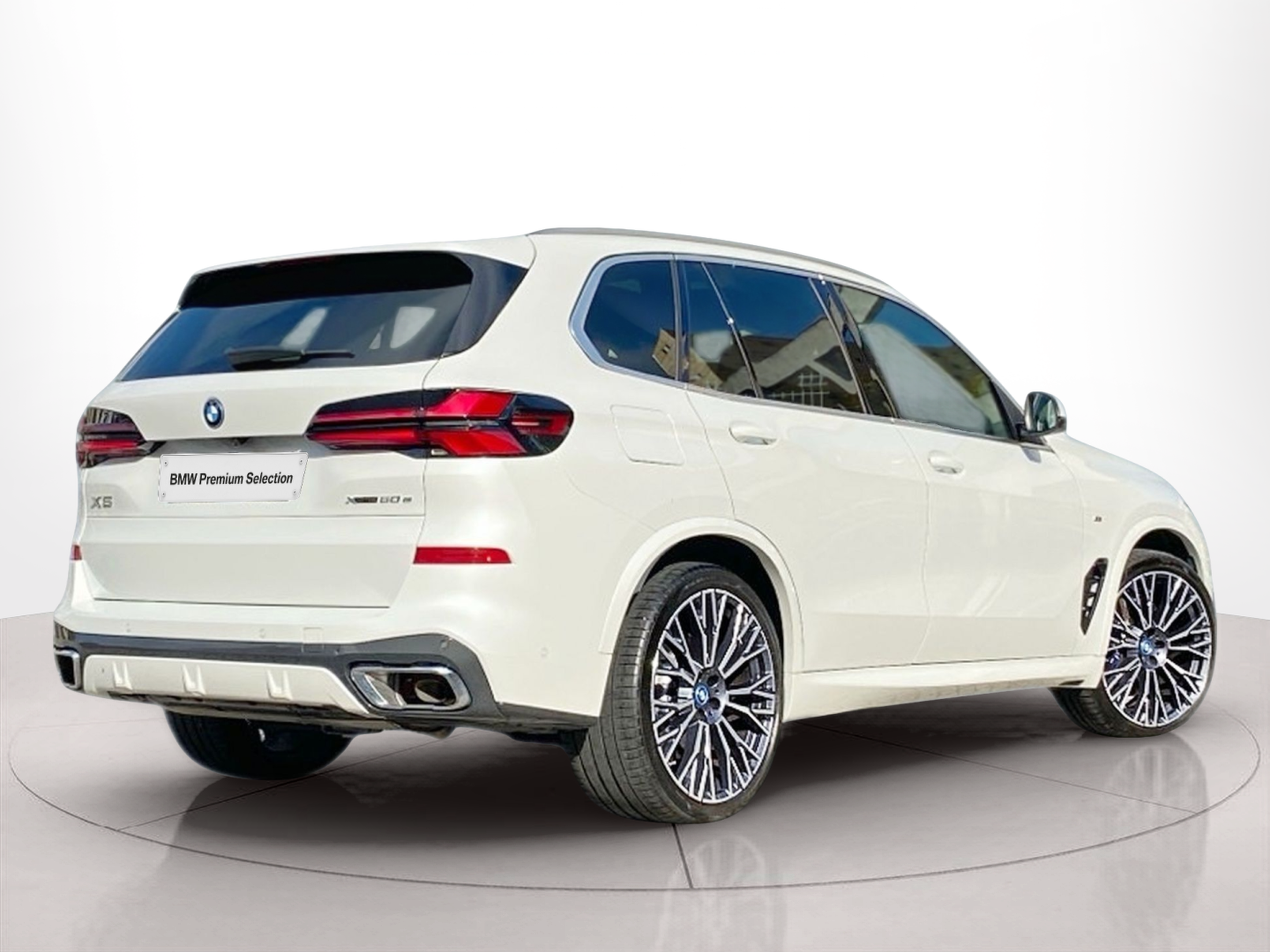 BMW X5 xDrive50e color Blanco. Año 2024. 360KW(489CV). Elétrico / Gasolina Híbrido. En concesionario Caetano Baviera Lisboa de Lisboa