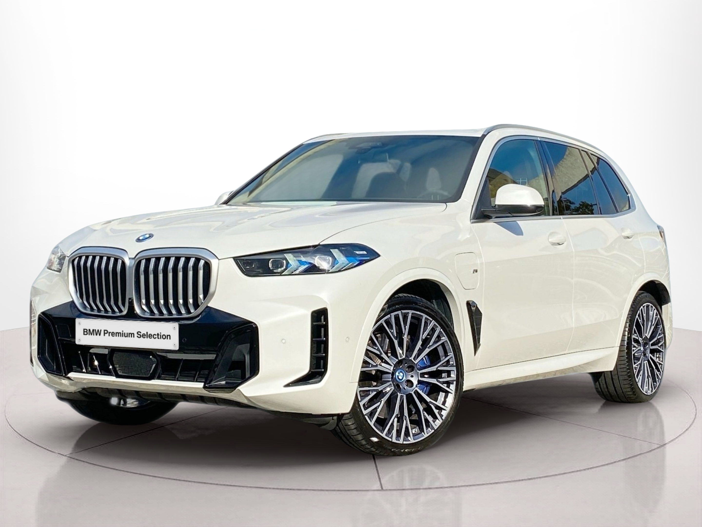 Fotos de BMW X5 xDrive50e color Blanco. Año 2024. 360KW(489CV). Elétrico / Gasolina Híbrido. En concesionario Caetano Baviera Lisboa de Lisboa