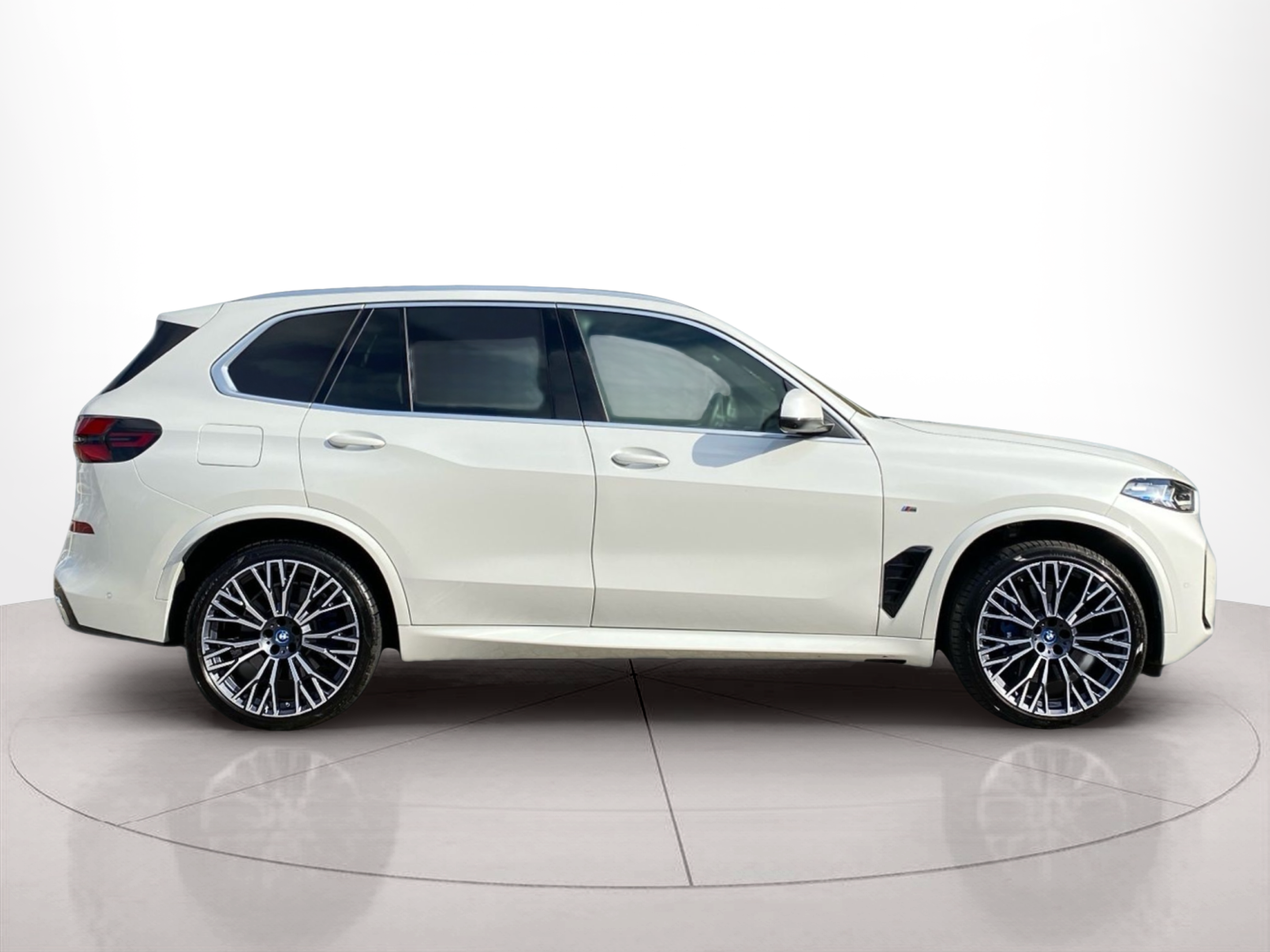 Fotos de BMW X5 xDrive50e color Blanco. Año 2024. 360KW(489CV). Elétrico / Gasolina Híbrido. En concesionario Caetano Baviera Lisboa de Lisboa