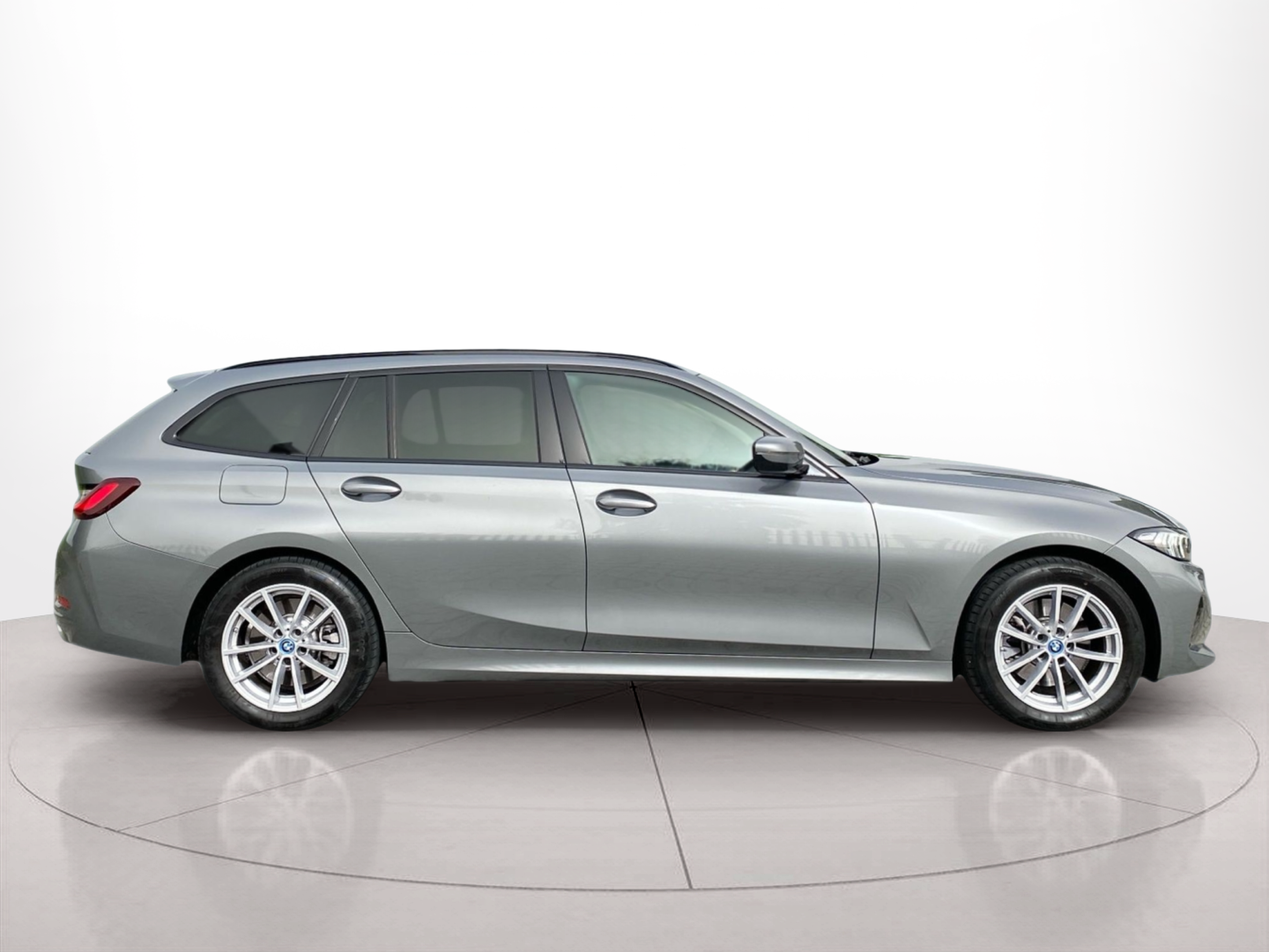 Fotos de BMW Série 3 320e Touring color Gris. Año 2025. 150KW(204CV). Elétrico / Gasolina Híbrido. En concesionario Caetano Cascais de Cascais