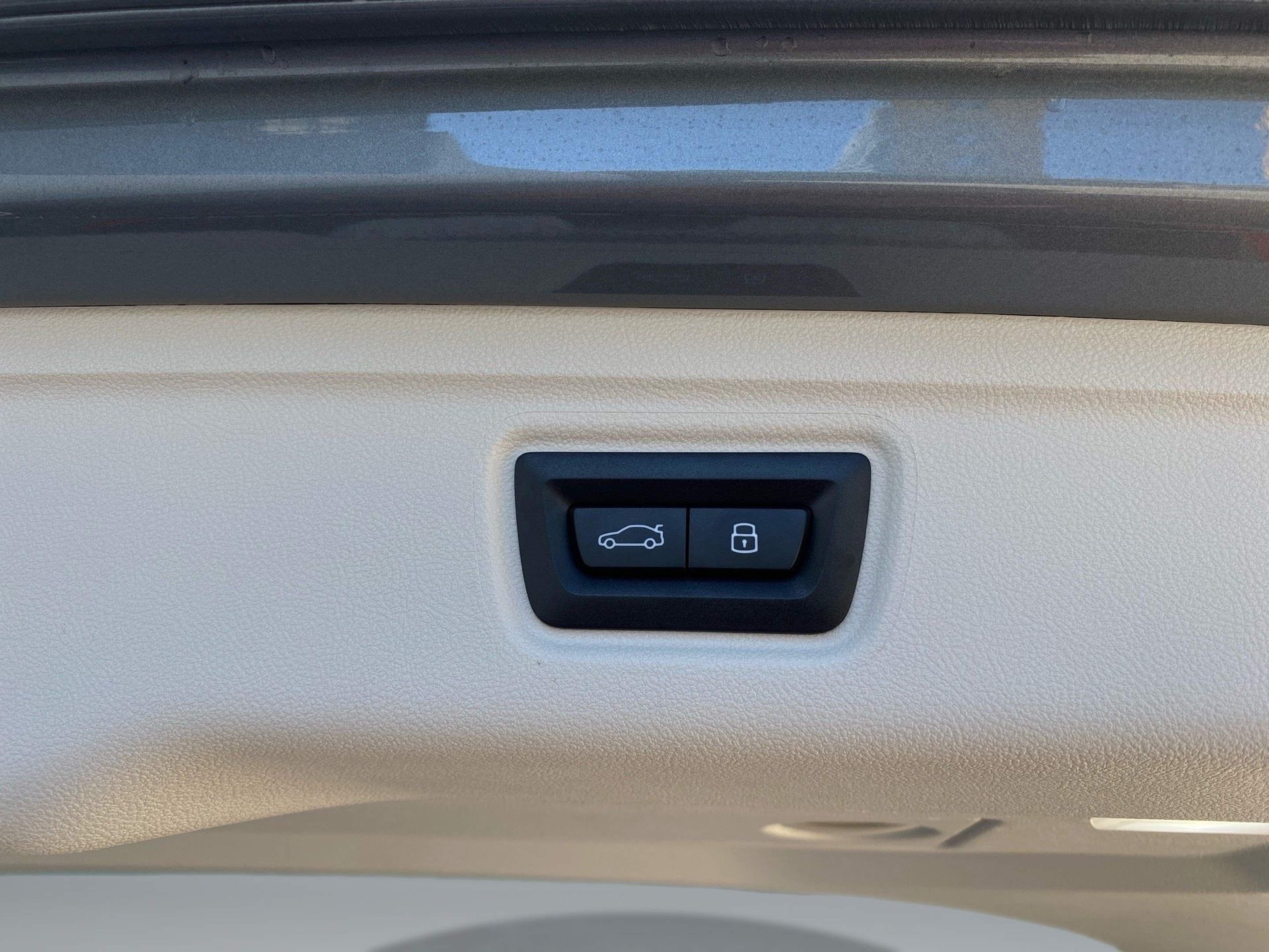 BMW Série 3 330e Touring color Gris. Año 2025. 215KW(292CV). Elétrico / Gasolina Híbrido. En concesionario Caetano Lisboa de Lisboa