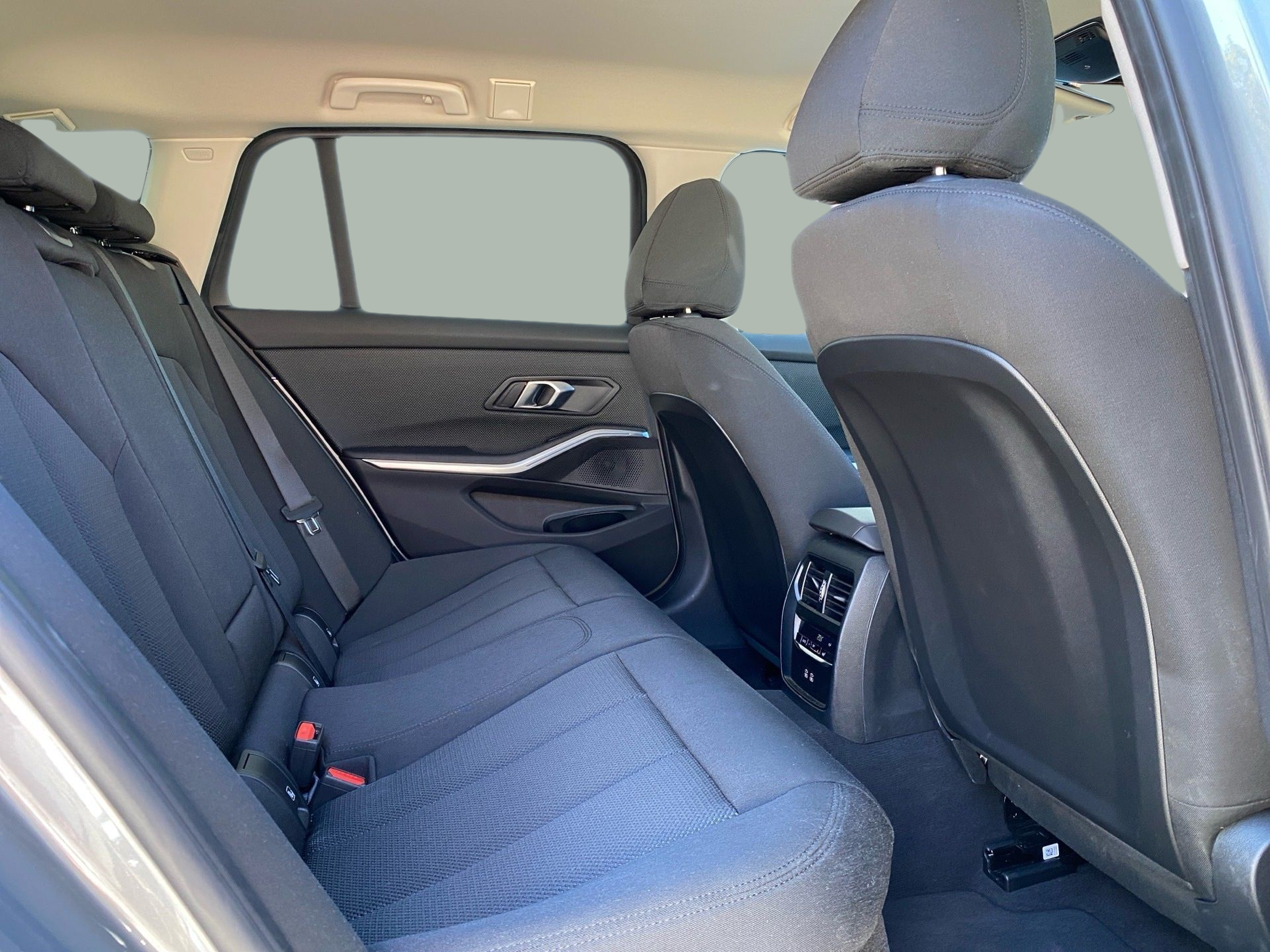 BMW Série 3 330e Touring color Gris. Año 2025. 215KW(292CV). Elétrico / Gasolina Híbrido. En concesionario Caetano Lisboa de Lisboa