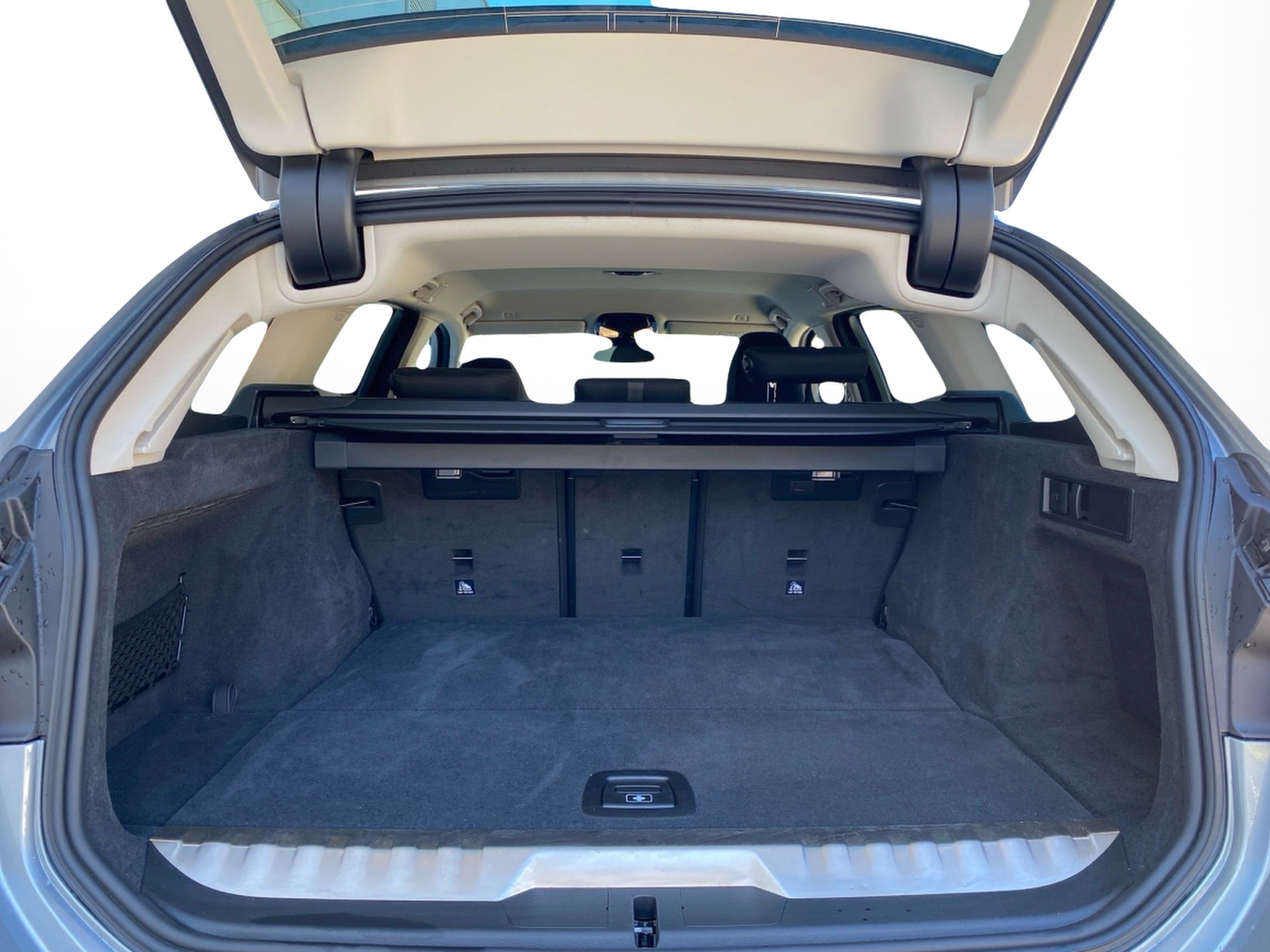 BMW Série 3 330e Touring color Gris. Año 2025. 215KW(292CV). Elétrico / Gasolina Híbrido. En concesionario Caetano Lisboa de Lisboa