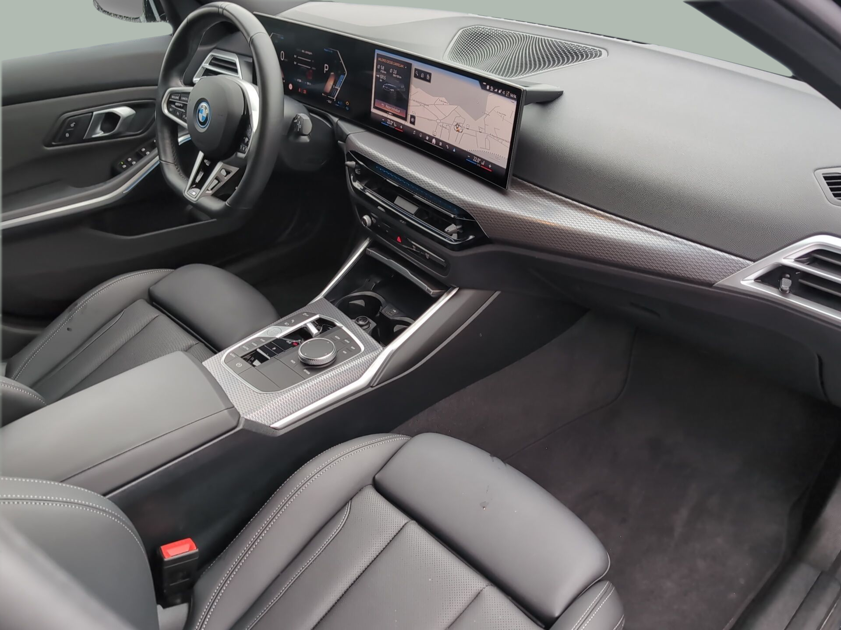 BMW Série 3 330e Touring color Negro. Año 2025. 215KW(292CV). Elétrico / Gasolina Híbrido. En concesionario Caetano Santa Maria da Feira de Santa Maria da Feira