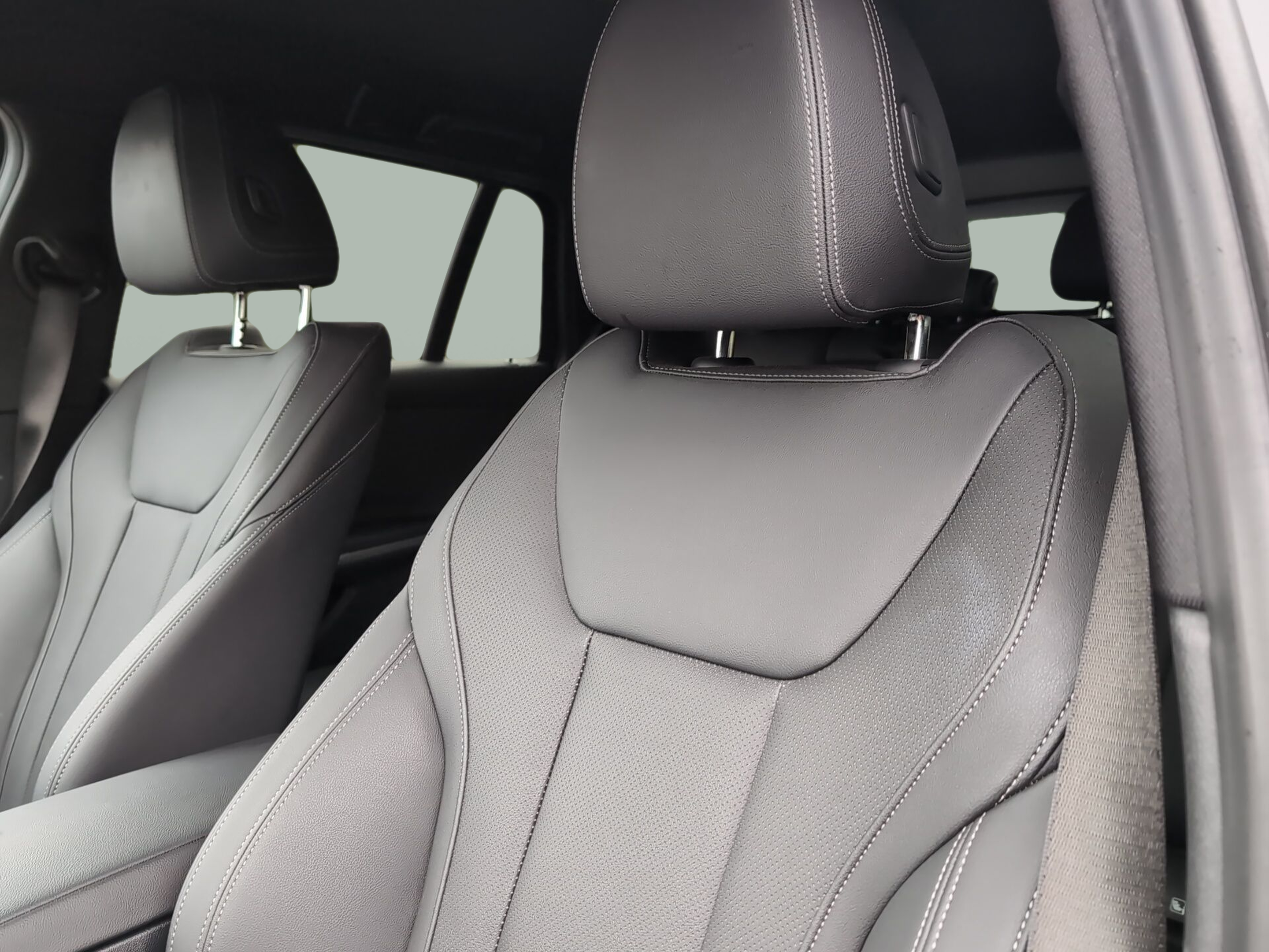 BMW Série 3 330e Touring color Negro. Año 2025. 215KW(292CV). Elétrico / Gasolina Híbrido. En concesionario Caetano Santa Maria da Feira de Santa Maria da Feira