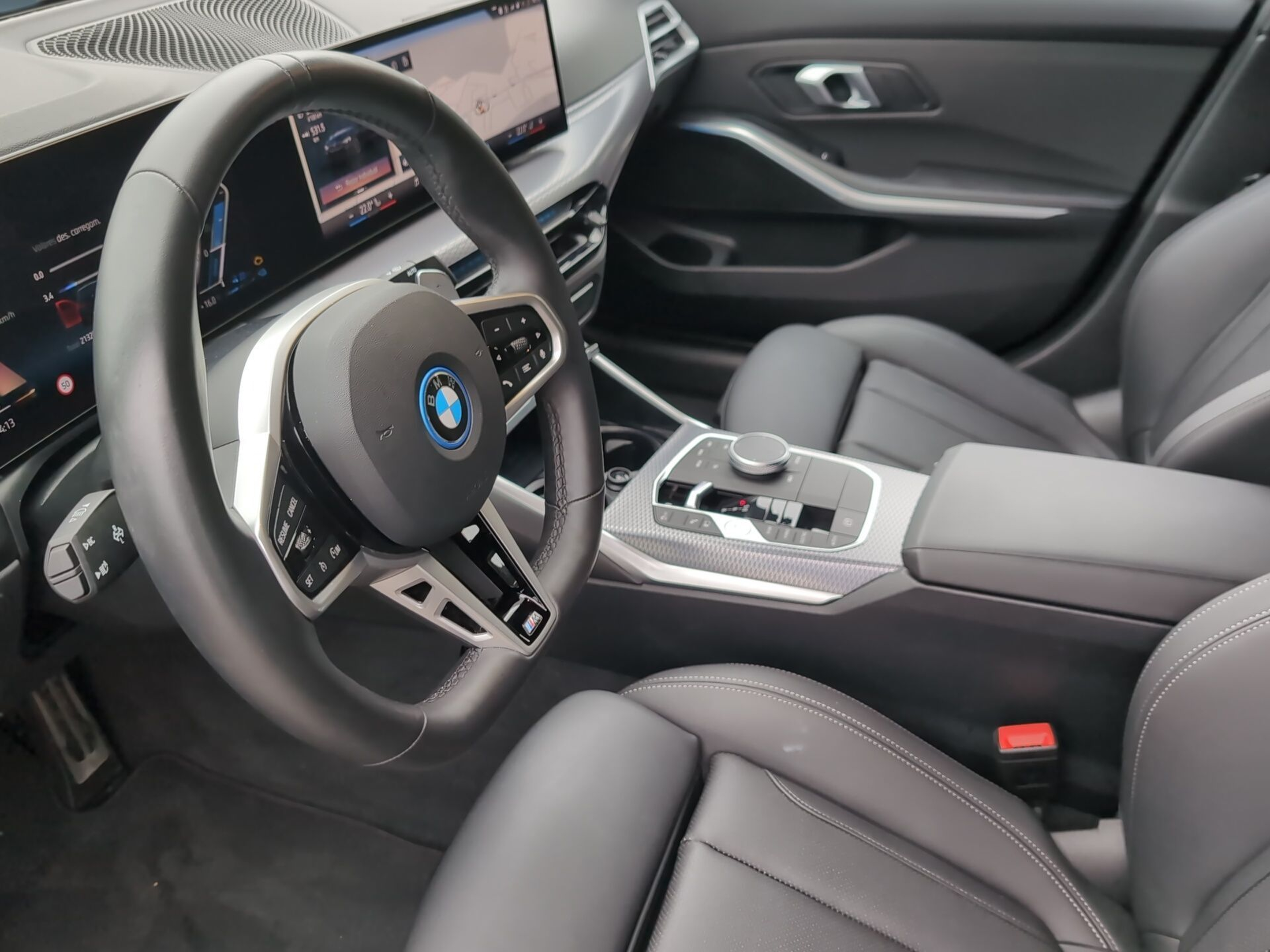 BMW Série 3 330e Touring color Negro. Año 2025. 215KW(292CV). Elétrico / Gasolina Híbrido. En concesionario Caetano Santa Maria da Feira de Santa Maria da Feira