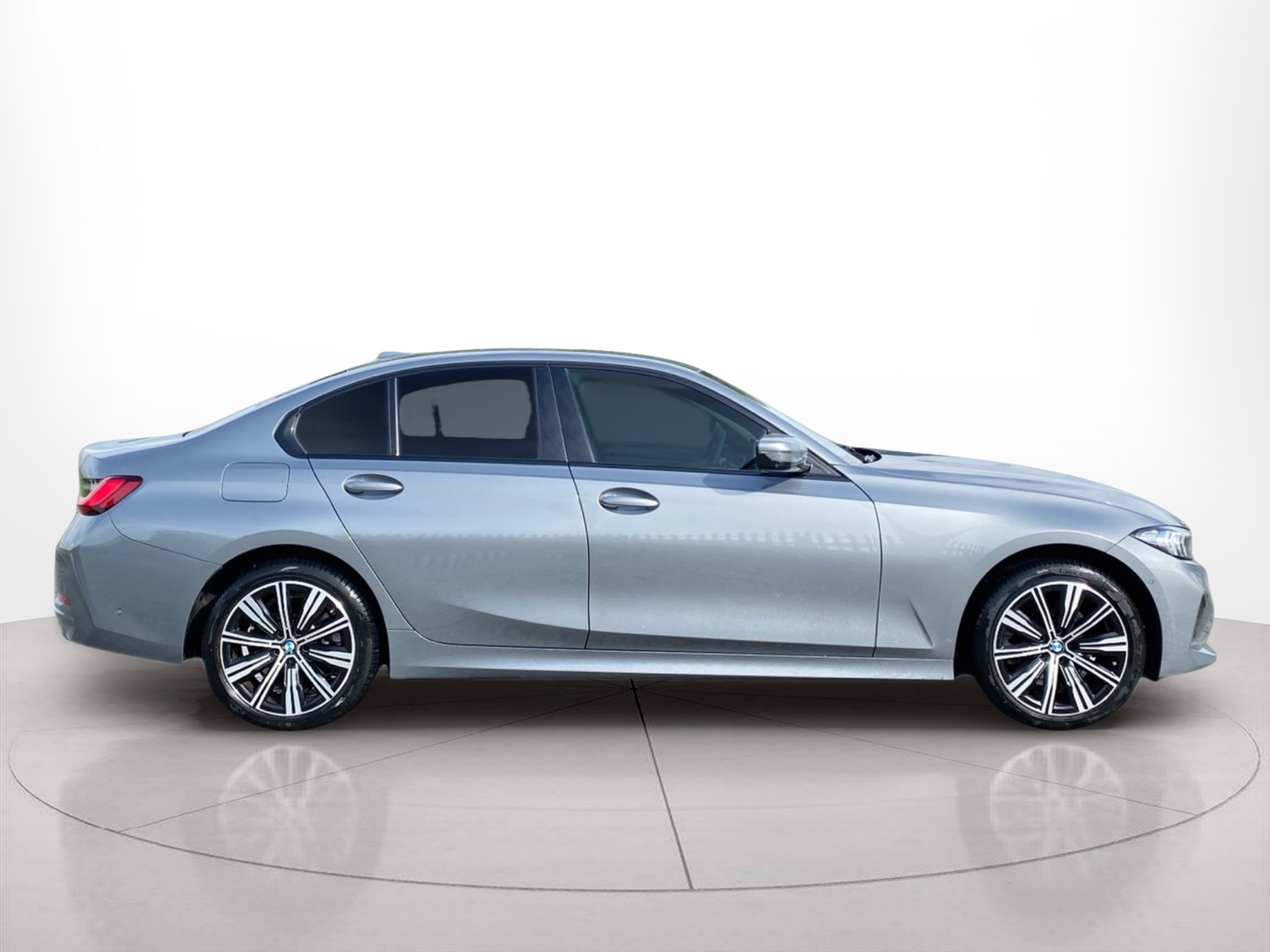 Fotos de BMW Série 3 330e Berlina color Gris. Año 2024. 215KW(292CV). Elétrico / Gasolina Híbrido. En concesionario Caetano Lisboa de Lisboa